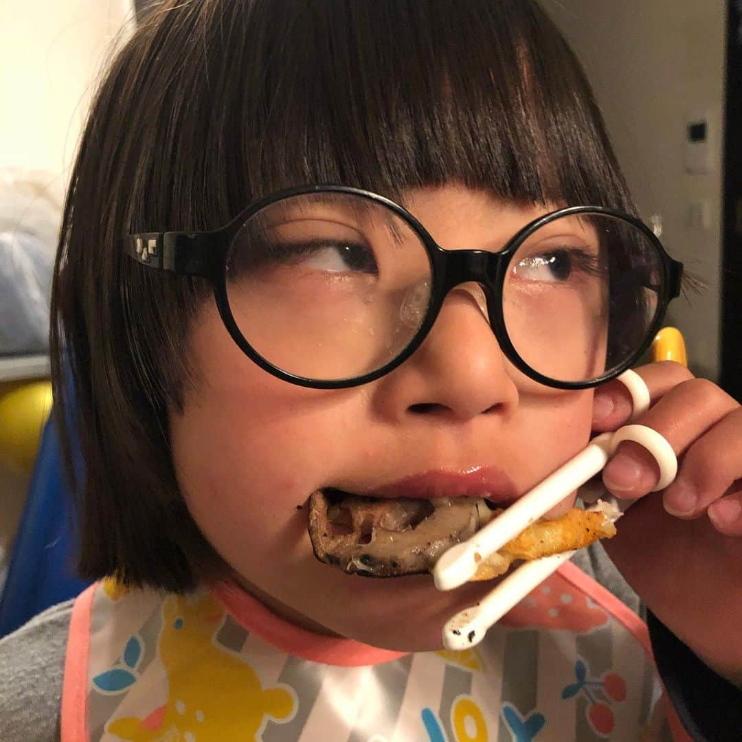 奥山佳恵のインスタグラム：「・ 六車奈々ちゃんから インスタ経由で 教えてもらった  レンコンピザのレシピ☆ (写真５枚目)  薄切りしたレンコンを 少し蒸し焼きにしたら とろけるチーズ入れて フタをするだけ、だって！  教えてくれてありがとう！ 嬉々としてさっそく制作！  カリカリ食感がおいしかった♪  食べる息子の姿を見て ああコレは 私が作った レンコンは  「薄切り」 ではなかったねと  思いましたけど。  #六車奈々 #レンコン #おいしい  #どう #見ても  #厚切り  奈々ちゃん ありがとう！ ・」