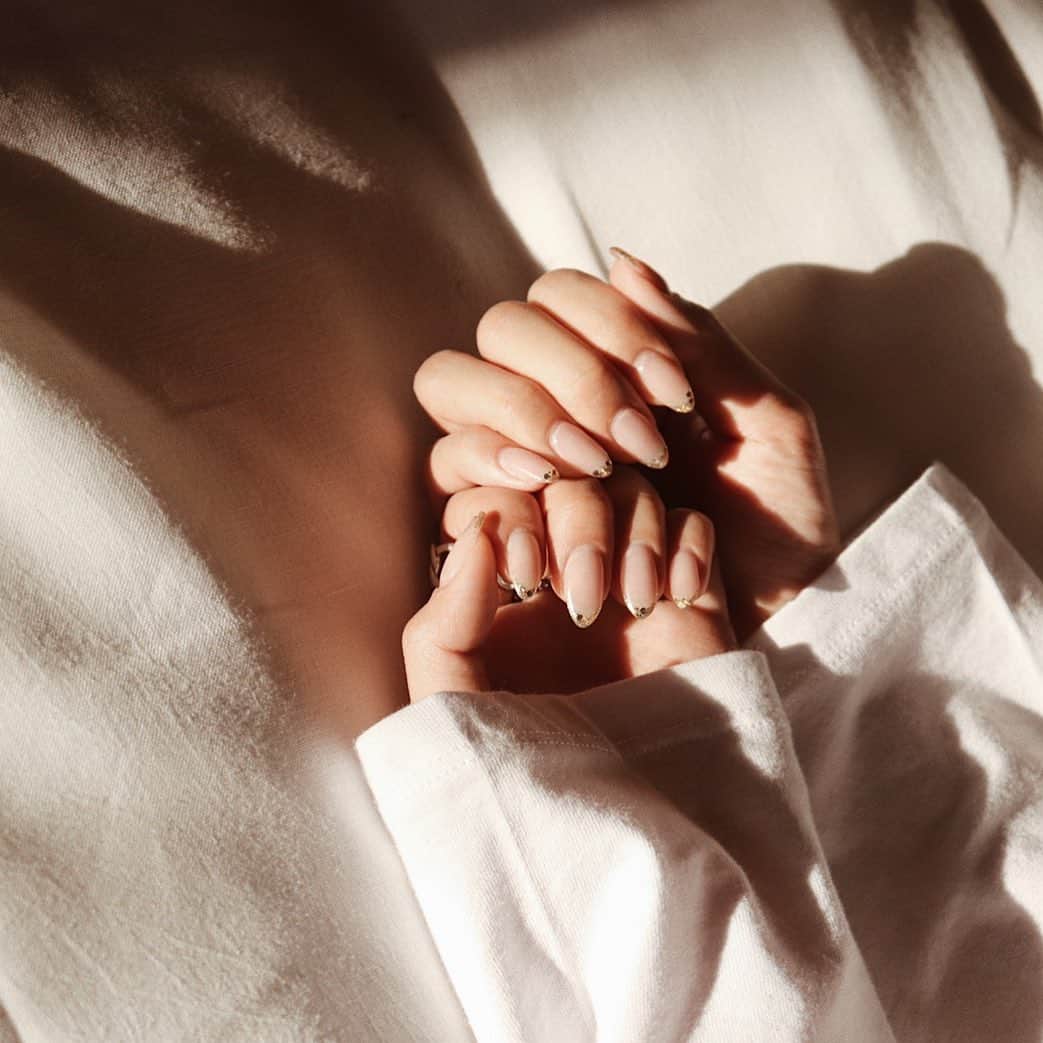 志田友美（ゆうみん）のインスタグラム：「New💅 ラメ×ホロ×金箔のキラキラフレンチ✨ いつもかわいーネイルをしてくれてありがとうございます🥺❤️ #newnail #フレンチネイル」