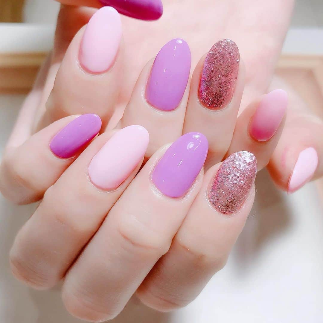 なかやまちえこのインスタグラム：「Pink and purple.⠀ ⠀ #nail #nails #nailart #ネイル #美甲 #ネイルアート  #japanesenailart #manucure #japanesenails #manicurist #gelnails #أظافر #네일아트 #미용 #vẽmóng #ngườiđẹp  #เพ้นท์เล็บ #искусствоногтя #artedeuñas #เพ้นท์เล็บเจล #ジェルネイルデザイン #ネイルデザイン #senikuku #nagelkunst #ワンカラーネイル」