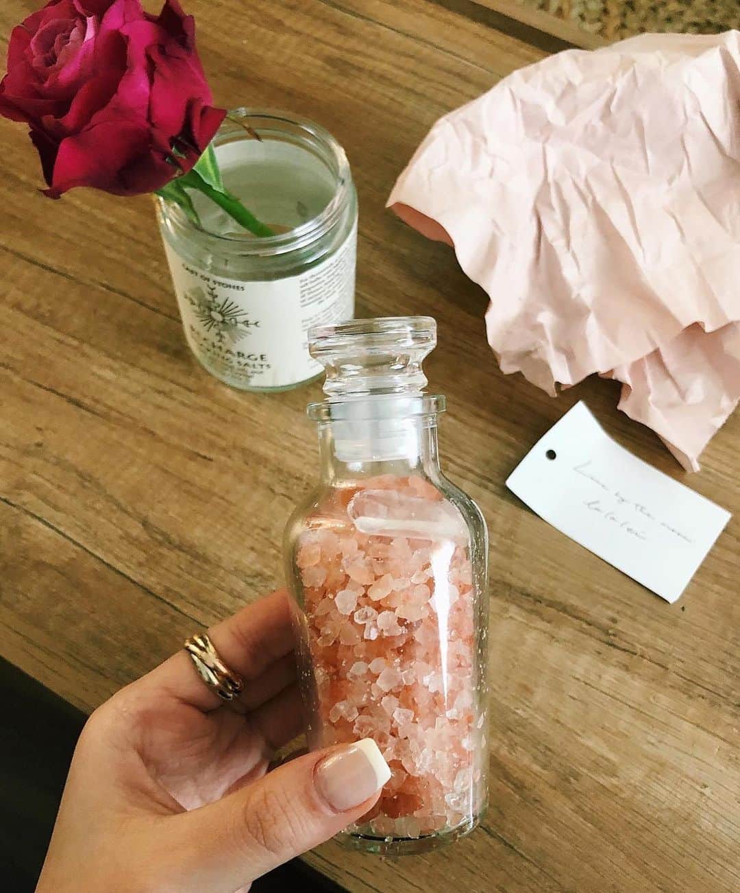 藤原菜摘のインスタグラム：「可愛いBath Salt🛀🤍 . 岩塩とローズゼラニウム＆イランイランの精油だけで作られたNaturalものなので、香りが優しくてすっごく癒されます🤍科学的なものとは本当に違うのー！  中にはクリスタルも。💎✨ ちなみに後ろの瓶も前にLalaleiで買ったバスソルトの入れ物🌹 @lalalei_」