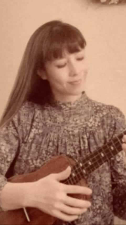 akikoのインスタグラム：「#ukulele #りんごの木の下で  #ウクレレ弾き語り #ウクレレ女子と呼べるほど若くない」