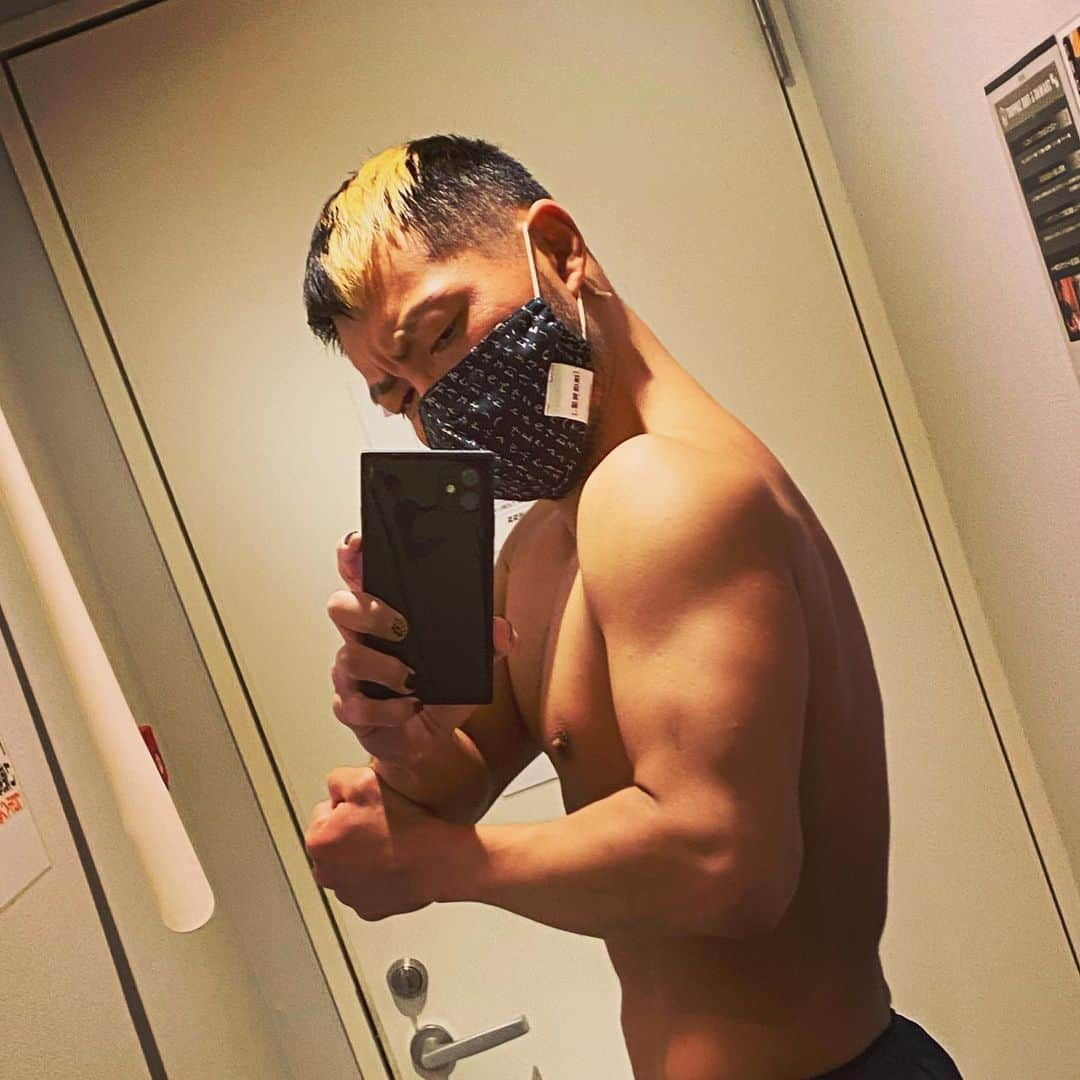 Kzyのインスタグラム：「#肩 #メロン肩を目指して  #筋トレ #workout  #dragongate #prowrestling   #ウイグル獄長 #鬼の哭く街カサンドラ  #蒙古覇極道 #北斗の拳 #をろあ」