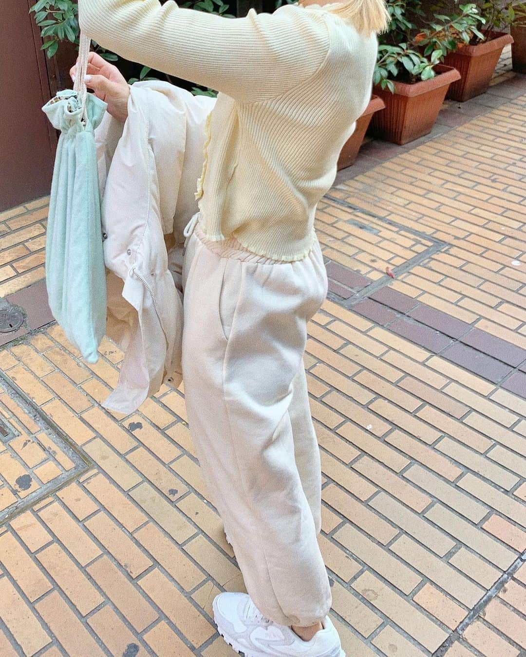 中谷愛のインスタグラム：「じゃんっ😗 巾着bagのもう1色はMint🧃 理想の淡いミントがかわいく出来あがりました🤍 Lit.の定番カラーでもあるから絶対外せなかった色🤍 皆さんはどっち派かな~~ 発売日は来週3/2です🏸 #lit.」
