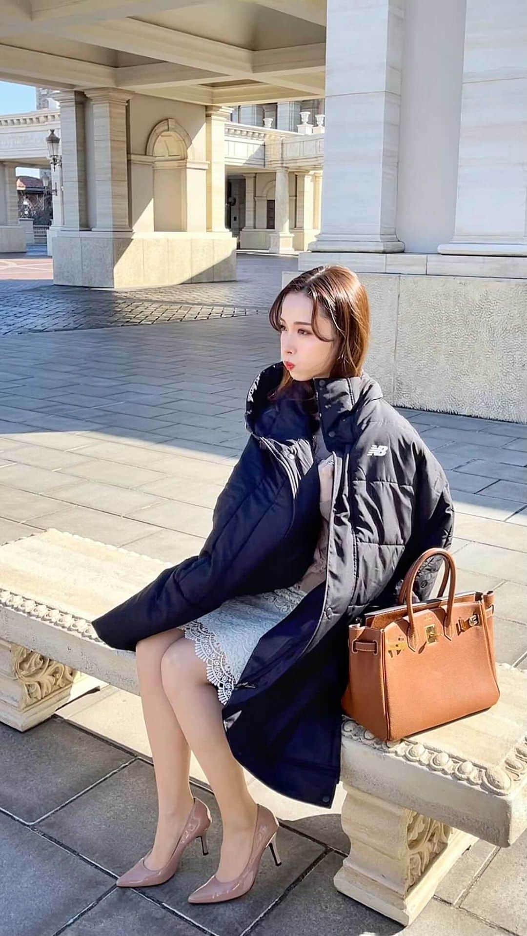 瀬戸早妃のインスタグラム：「撮影中のオフショット📷🧸🤎 なのですが…  寒すぎて、だんだん撮影どころじゃなくなっていく模様です😂♫  早く春よこ〜い☀️  ラテベージュカラーのカーディガンはめちゃくちゃ可愛いので、よろしくおねがいします☕️🤎🧸  #montresor #montrésor #モントレゾール  #オリジナルアイテム #撮影オフショット #オフショット #寒すぎた日」