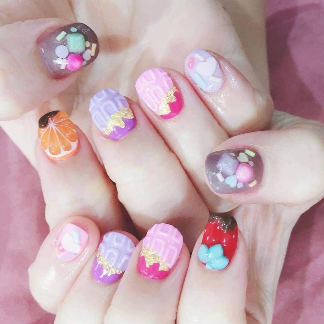 なかやまちえこのインスタグラム：「chocolate🍫⠀  ⠀ #nail #nails #nailart #ネイル #美甲 #ネイルアート  #japanesenailart #manucure #japanesenails #manicurist #gelnails #أظافر #네일아트 #미용 #vẽmóng #ngườiđẹp  #เพ้นท์เล็บ #искусствоногтя #artedeuñas #เพ้นท์เล็บเจล #ジェルネイルデザイン #ネイルデザイン #senikuku #nagelkunst #chocolatenails #チョコレートネイル #大久保ちか ちゃん @chikachocolat_melty」
