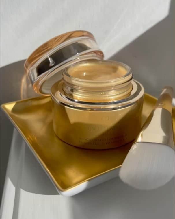 のインスタグラム：「#ad✨ I don't have the words for how beautiful the #PreciousGoldVitalityMask from @CledePeauBeauté is, nor how incredibly soft my skin feels after I use it. 'Baby Skin' doesn't even cover it.  The mask is made from 24K gold - which is the highest purity gold - wrapped in a pearl veil. It protects against oxidation both on the surface of the skin and deeper into the dermis. The effect is instant smoothness and brightening but also a long term protection for your skin in the future by deactivating oxidative stress deoxidation of the skin that causes uneven skin tone and preventable aging. Studies have shown that the effect of this builds up during the week, by thursday-friday your skin in more fatigued so that is the perfect time to use this mask, which was designed to combat this issue.  ✨Simply apply 1/2 the brush head per each side of the face and enjoy 5mins of bliss at the end of a hard week. Honestly the most wonderful home facial I can think of. With 24K gold, Gardenia extract and Amino acids, the mask feels and smells beyond decadent.  #PreciousGoldenTime #peonylimbeauty  @harrodsbeauty @harrods」
