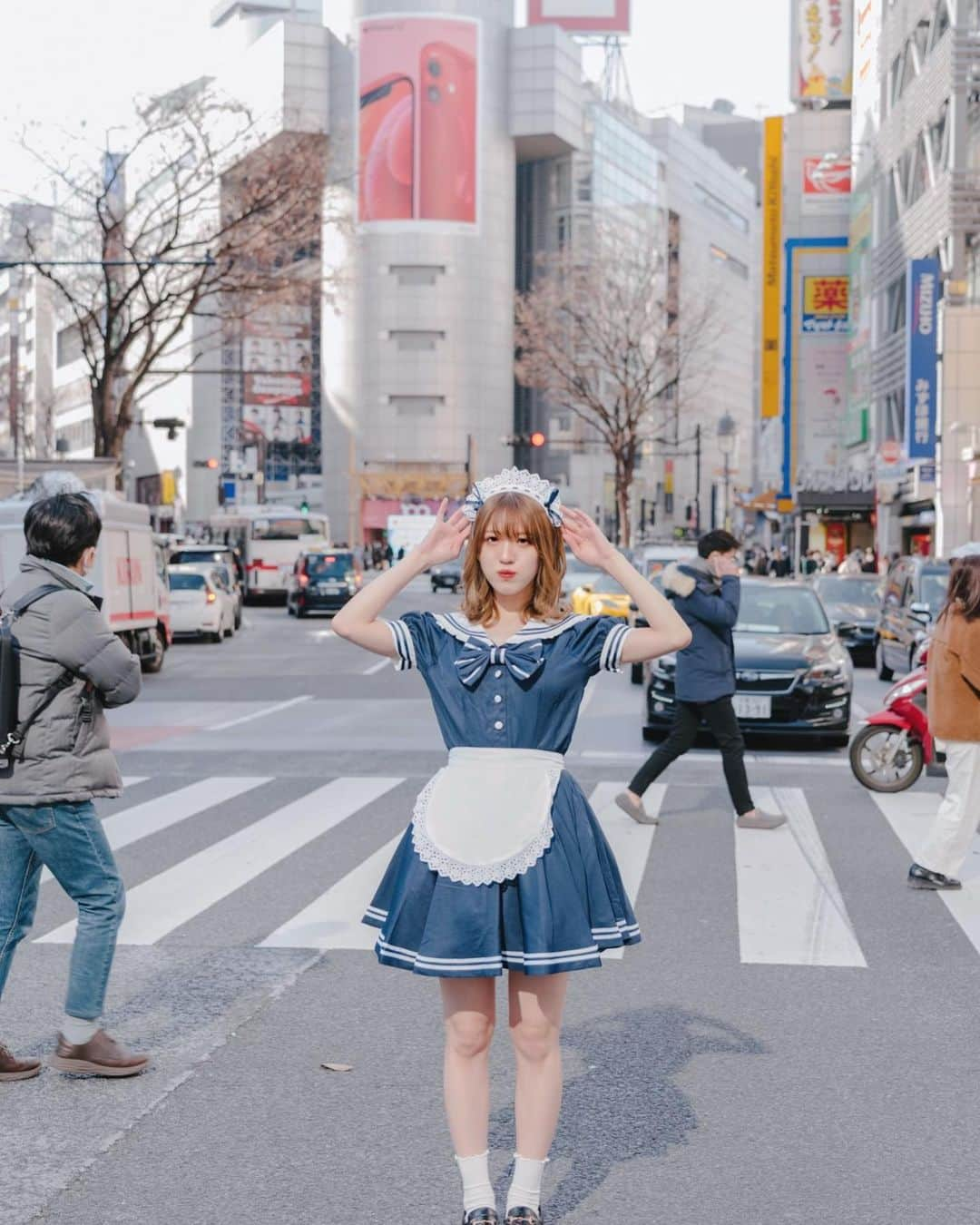 横山なつみのインスタグラム：「🫐🥛🫐🥛 . . . メイド × 渋谷スクランブル交差点 . バレンタイン前に撮影してもらいました〜 ポストカードはこんな感じの写真を 使ってるから買ってくれた人お楽しみにです！ . . . 2月はバレンタイン3月はホワイトデー 甘々な月が続きますね〜ふふ〜🤍 . . .」