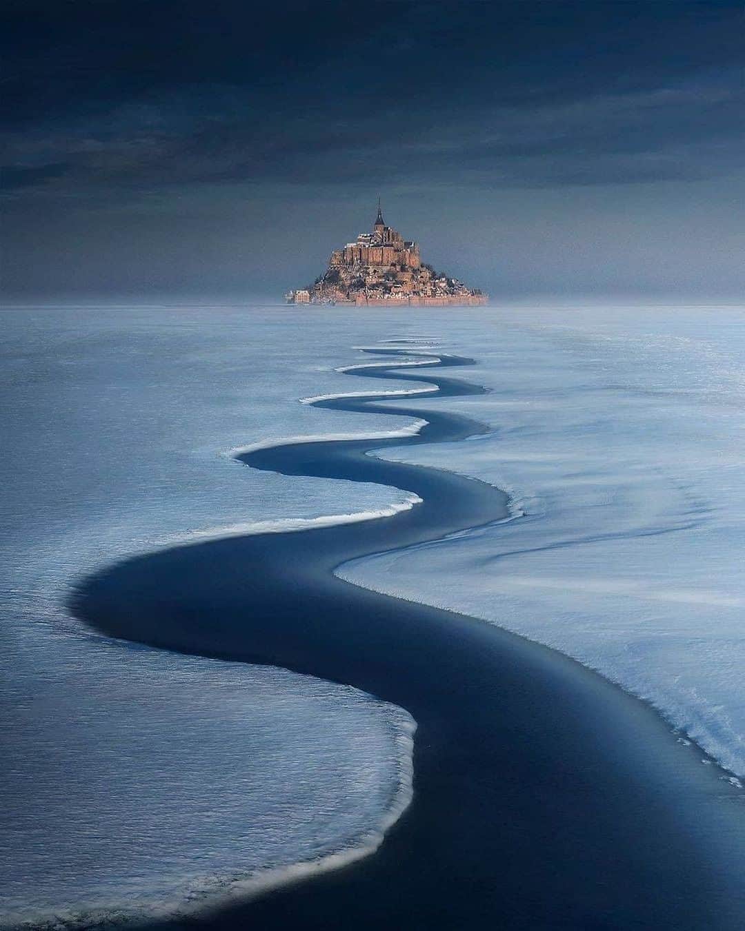 Live To Exploreさんのインスタグラム写真 - (Live To ExploreInstagram)「UNESCO World Heritage site Mont-Saint-Michel  Photography by @sebastien.nagy  Is this in your bucketlist?  #WeLiveToExplore」2月24日 22時53分 - welivetoexplore