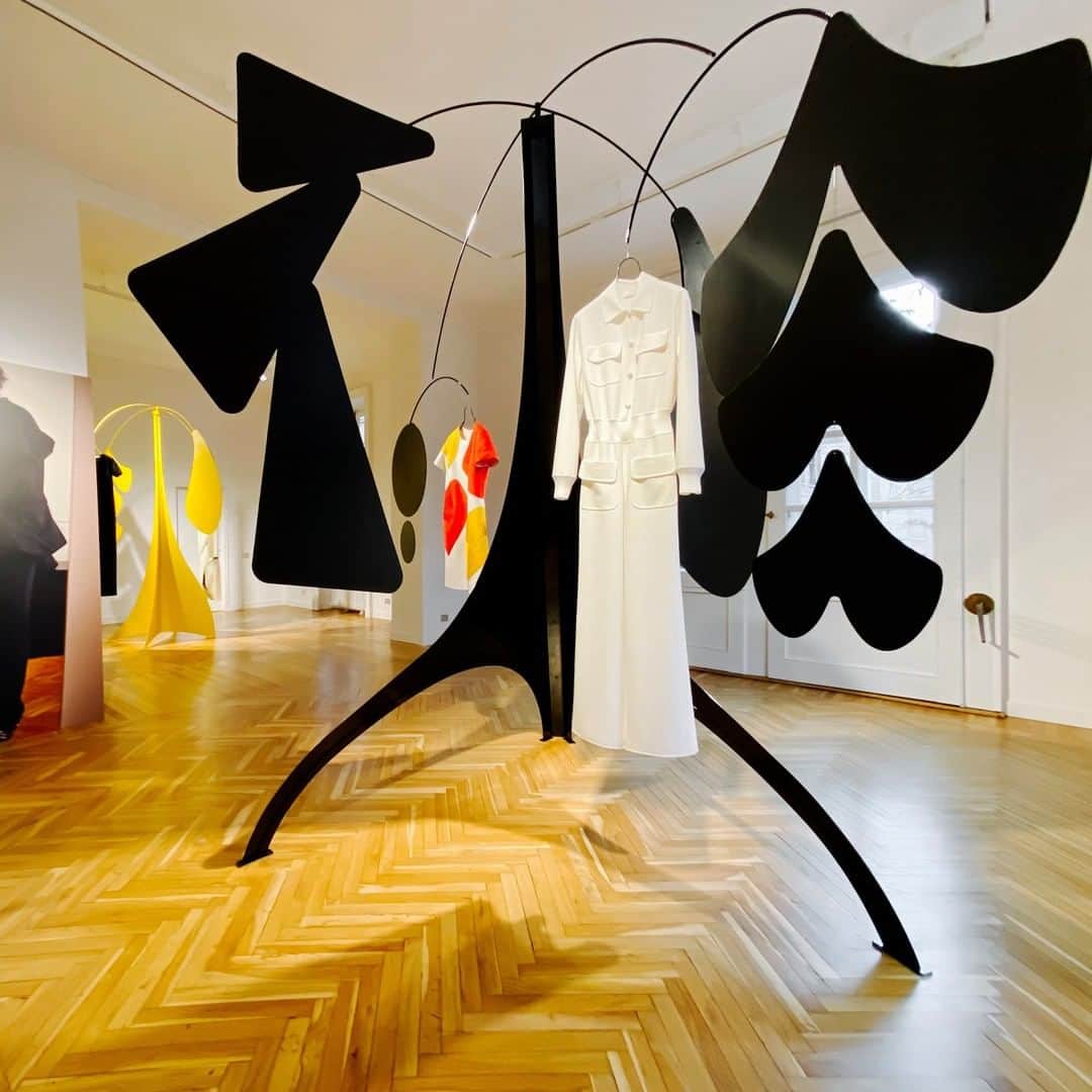ミラショーンのインスタグラム：「Mila Mobile è un inno al movimento: strutture mobili e colorate, giochi di bandiere e forme liberamente ispirati al lavoro di Alexander Calder. ⠀ Mila Mobile is a hymn to movement. The collection is in fact displayed on colorful structures freely inspired by the work of Alexander Calder. ⠀ ⠀ #milamobile」