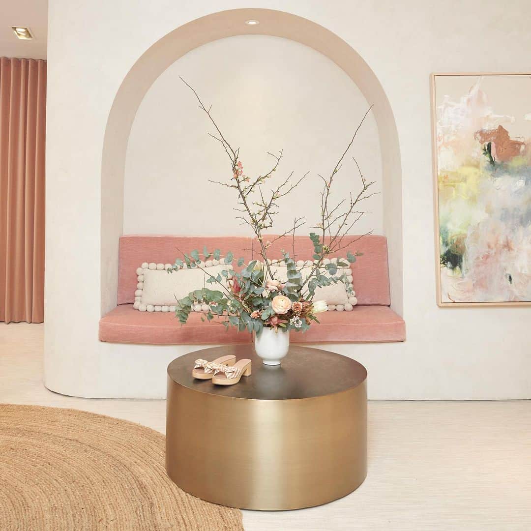 レフラーランドールさんのインスタグラム写真 - (レフラーランドールInstagram)「Introducing our first ever store at 10 Prince Street. We are so excited to welcome you to our brand in 360 degrees! It’s a place to see our full range of products from shoes to bags to jewelry and our full RTW collection. We can’t wait for you to come take a seat (and a selfie) in our cozy arch and try on some shoes! We have virtual appointments too!」2月24日 23時06分 - loefflerrandall