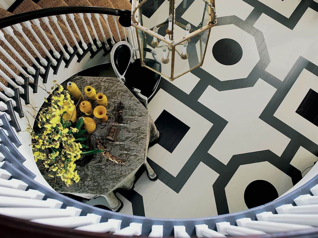 Homepolishのインスタグラム：「Make an entrance everyday with refined drama. @marymcdonaldinc used three @benjaminmoore paint colors to create a graphic and enchanting and geometric floor.   Photo: @victoriapearsonphotographer」