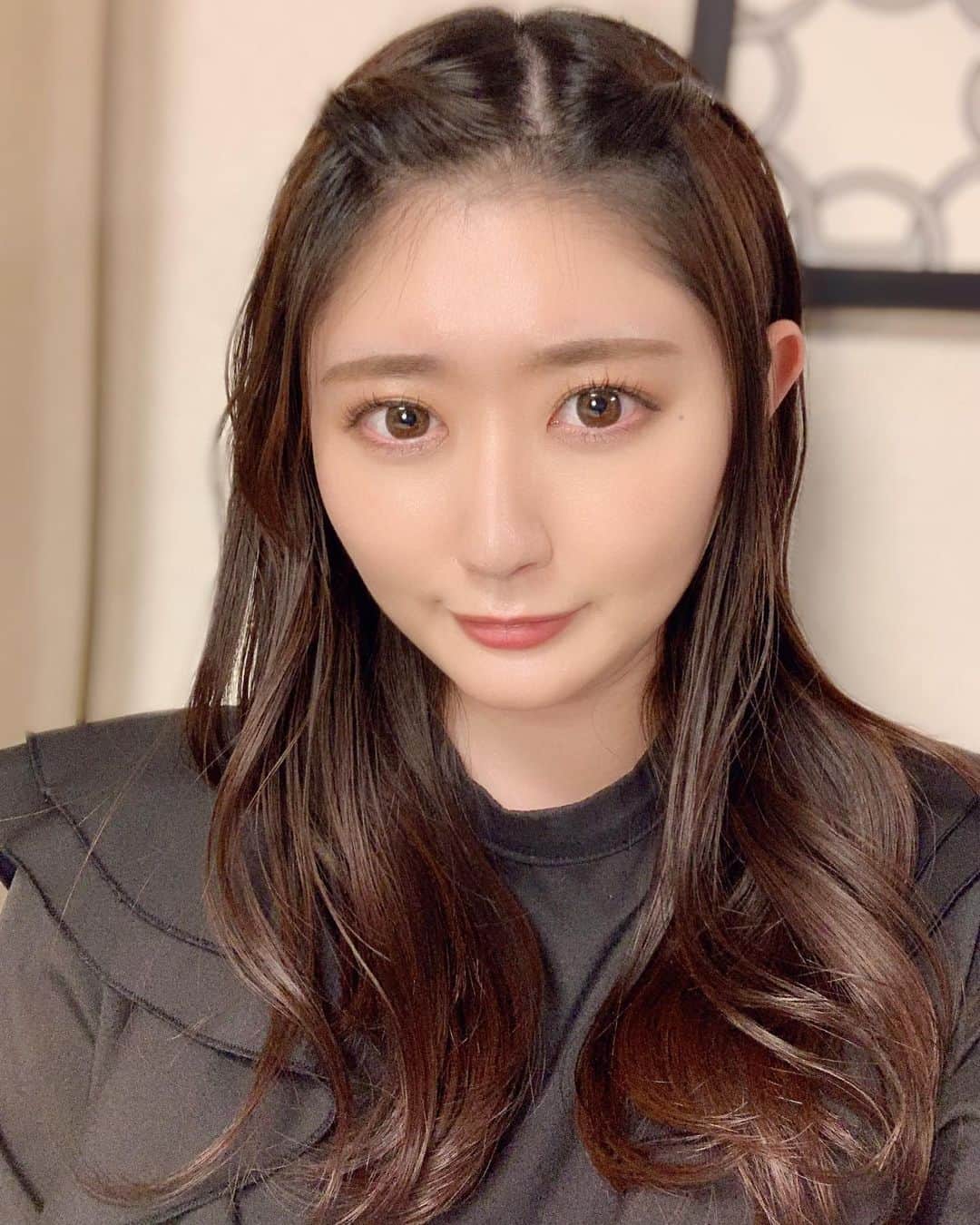坂口莉果子のインスタグラム：「ずっと前からしたかった 眉アートメイクをアートセルクリニックさん(@artcellclinic_roppongi.artmake )にてしていただきました！ 施術してから約1週間経過して入れた時より自然に馴染んできて、とってもいい感じ✨  デザインはプロのメイクアップアーティストの 方が担当してくださり、バランス見ながら細かく決めたよ☀️  いつも眉毛に時間かけてたから 本当時短になって助かった🥺 施術していただた @artcellclinic_sayaka さん ありがとうございました😌 2回目の施術も楽しみです🌻  眉アートと合わせてグリーンジェネシスという 施術も受けてきました💆🏻‍♀️ 最新機種で都内でも取り扱いクリニックは ごくわずかだそうです✨ 元々肌の赤みが酷く悩んでいたのですが 施術後からニキビ跡や赤みが引いていて びっくり😳 一回の施術でも即効性がすごく次の日の 化粧ノリがいつもとは全然違いました☺️ グリーンジェネシスについてはこちらの アカウントに詳しく載っています↓  @artcellclinic   #アートセルクリニック #アートセルクリニック六本木 #眉毛アートメイク #アートメイク #眉 #アートメイク #時短 #すっぴん #自然 #プロ #専門 #ナース #メイクアップアーティスト #眉毛 #メイク #化粧 #美容 #美容好きな人と繋がりたい #コスメ #グリーンジェネシス #レーザー #美肌ケア #makeup #make #eyemakeup #eyebrows #japanesegirl #tokyo #artmakeup #cosmetics #japan_of_insta」