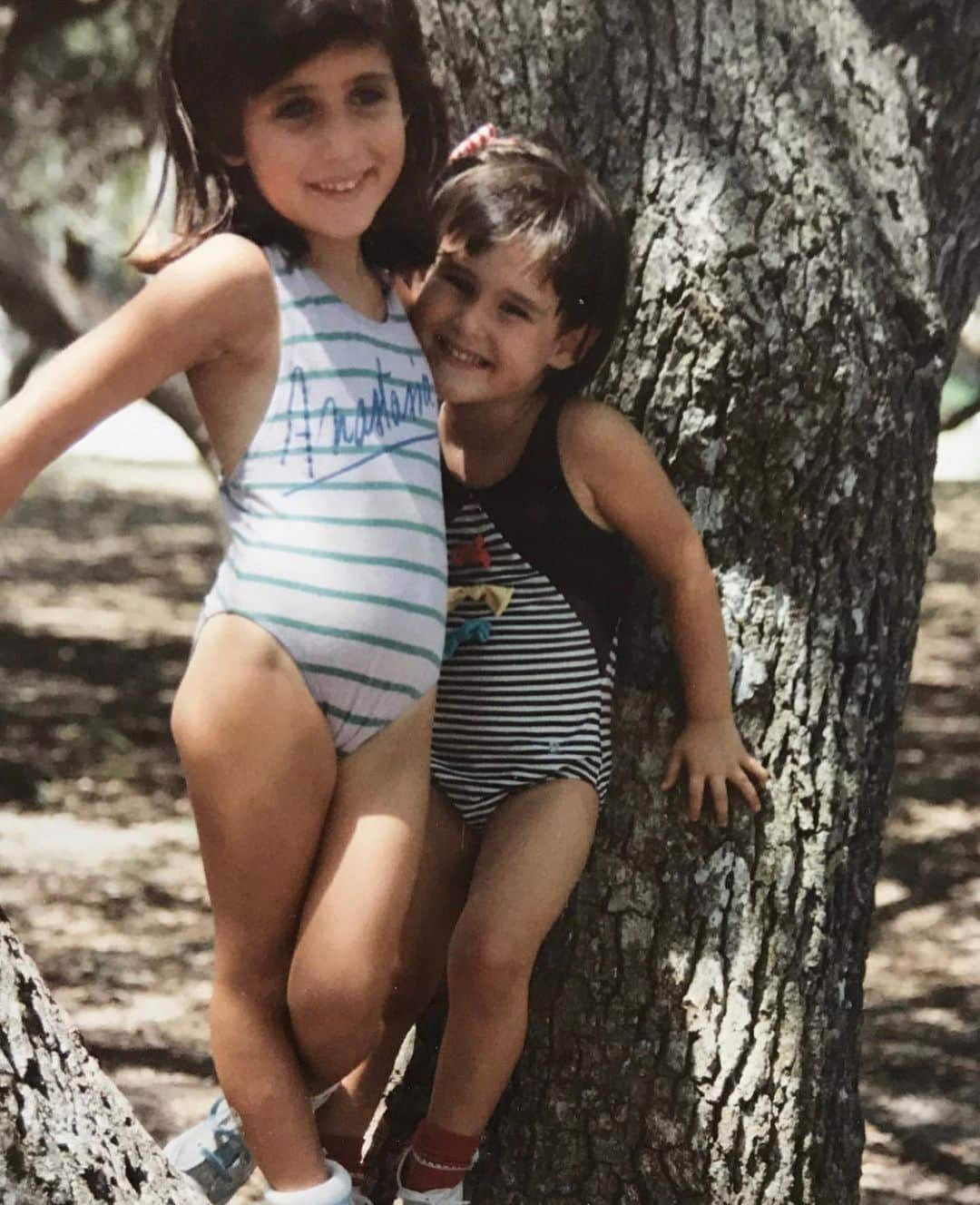 ダニジョーのインスタグラム：「THEN & NOW- not much has changed 😊 you light up our world with your endless energy, creativity and love. Thank you for sharing your joie de vivre! We’d be lost without you and your sense of style never disappoints! Happiest birthday @danielleasnyder 🎂🎈」