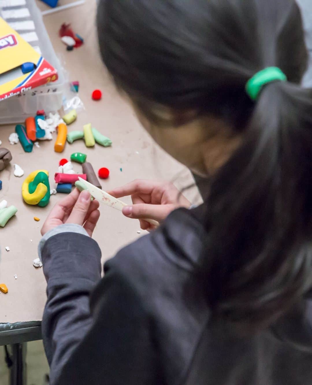 のインスタグラム：「Looking for something creative to do after school? We have you covered every Wednesday from 3:30–4 pm! Starting March 3, stop by BkM Art Hangout for a free virtual art-making session, designed for ages 9–14. Each week, our educators introduce a simple art project inspired by works in our collection, and set you up to keep the creativity flowing on your own. Stream on Facebook Live, or register (link in bio) to join us on Zoom.⁠ ⁠ We want to see your finished projects! Post your artworks using #BkMArtHangout.」