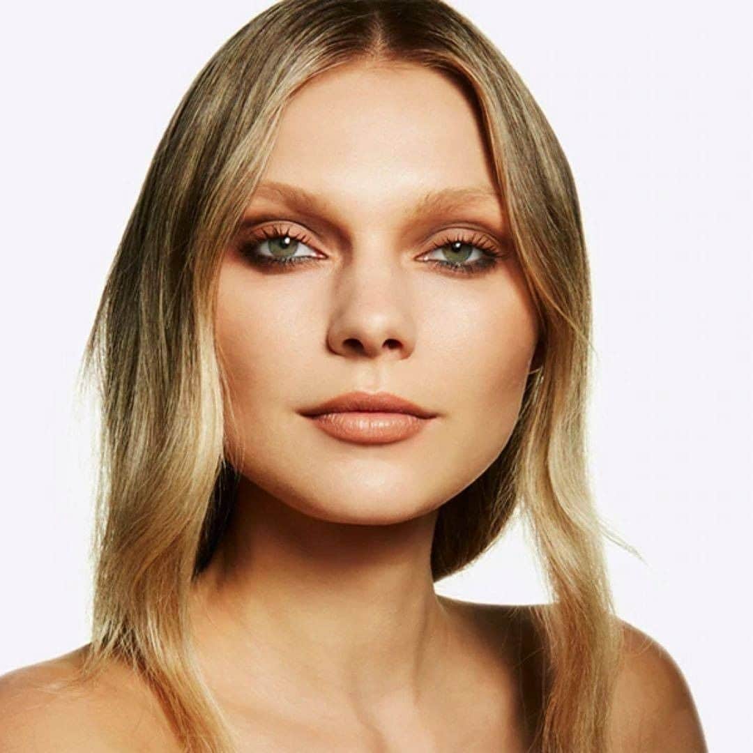 のインスタグラム：「Conheça o aliado para uma make impecável! 🥰  O Pó Mineralize Skinfinish possui cobertura média, confere um acabamento natural e pode ser usado para fixar a base ou retocar a maquiagem ao longo do dia.  Se ainda não tem, corra e compre já o seu!  Na foto o tom Medium Plus.  #makenatural #makeimpecável #pele #makeuplover #maquiagemdodia #makeup」