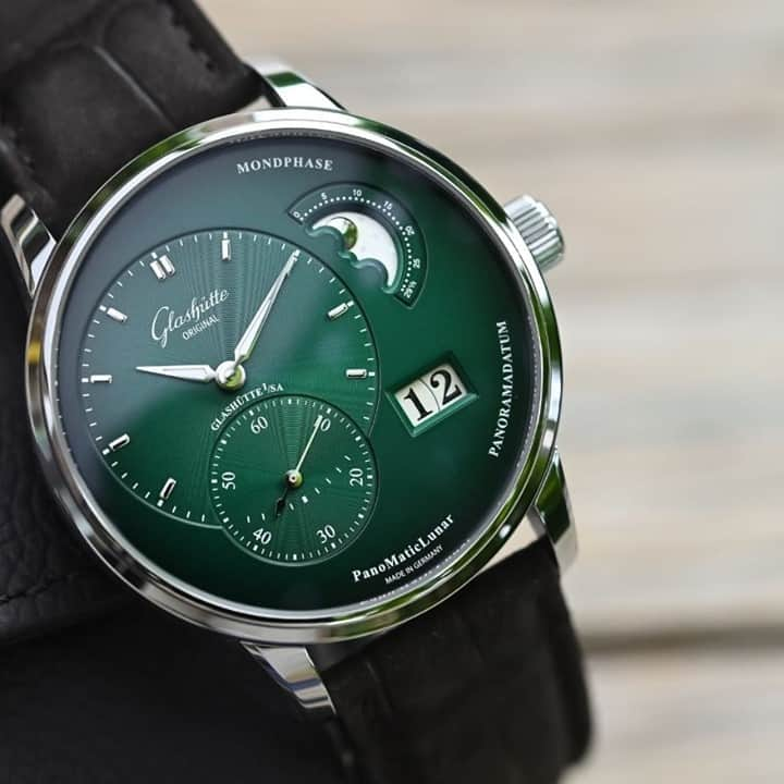 グラスヒュッテさんのインスタグラム写真 - (グラスヒュッテInstagram)「Impressive range of different shades⁠ ⁠ The PanoMaticLunar brings a rush of excitement with its deep, rich green hues.⁠ ⁠ Image: Courtesy of @monochromewatches⁠ ⁠ #GlashütteOriginal #GlashuetteOriginal #PanoMaticLunar #green #greendial #moonphase #watchmaking #watchmakingart #madeingermany #wotd #watchesofinstagram ⁠」2月24日 23時01分 - glashuetteoriginal