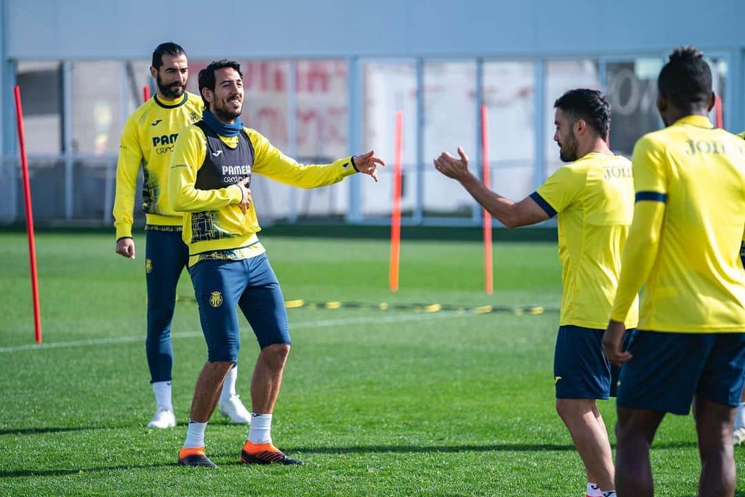 ダニエル・パレホのインスタグラム：「El buen ambiente es clave para que las cosas vayan bien. Deseando hacer un buen partido mañana y superar esta ronda de la Europa League! Endavant!」