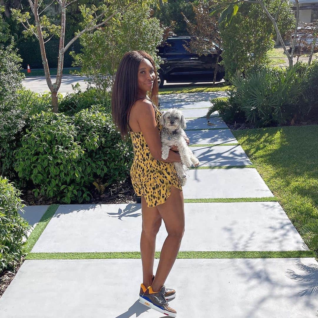 のインスタグラム：「Stepping out with my baby :)」