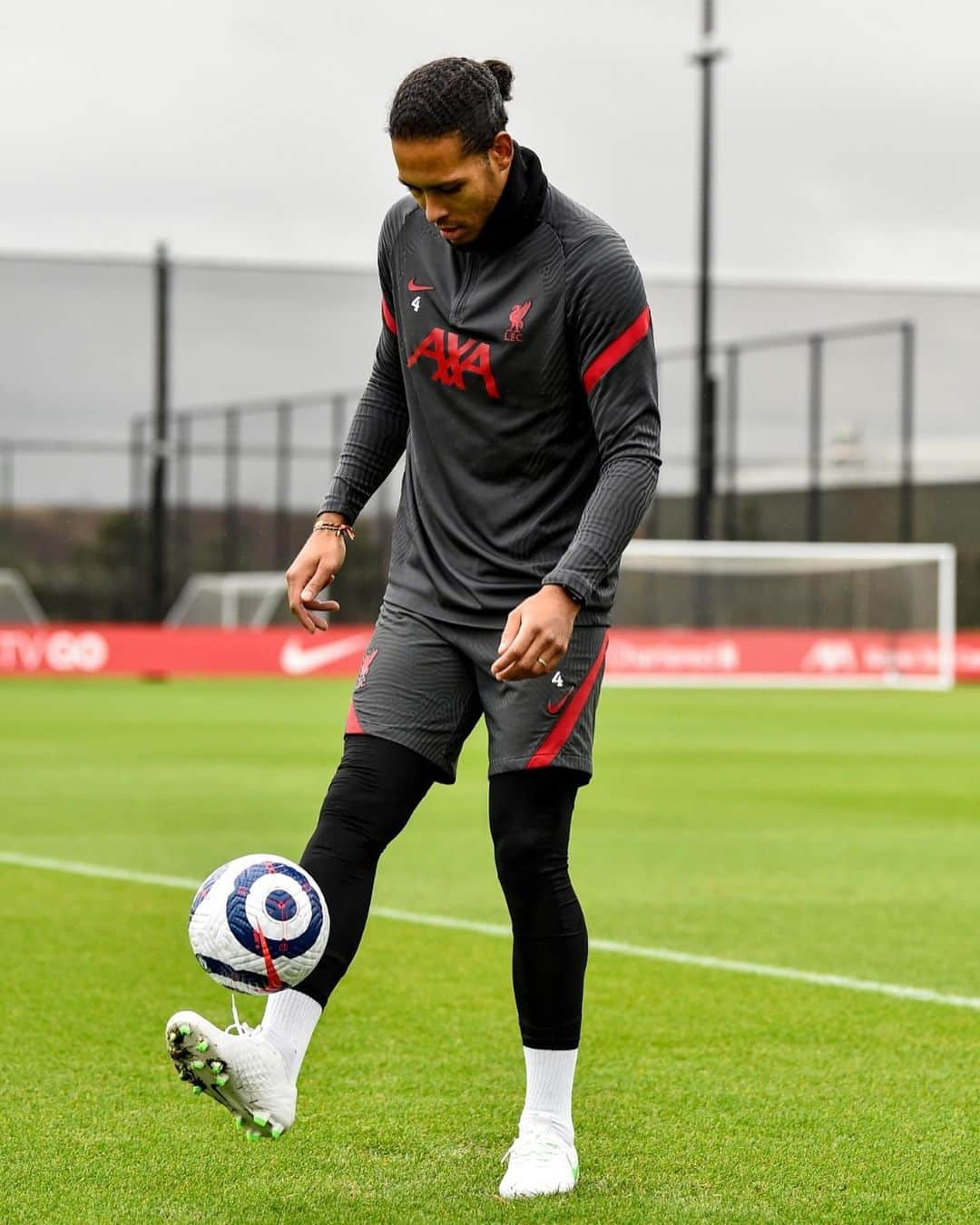 リヴァプールFCさんのインスタグラム写真 - (リヴァプールFCInstagram)「@virgilvandijk continuing to work his way back to full fitness 💪 #LFC #LiverpoolFC #Liverpool」2月24日 23時03分 - liverpoolfc