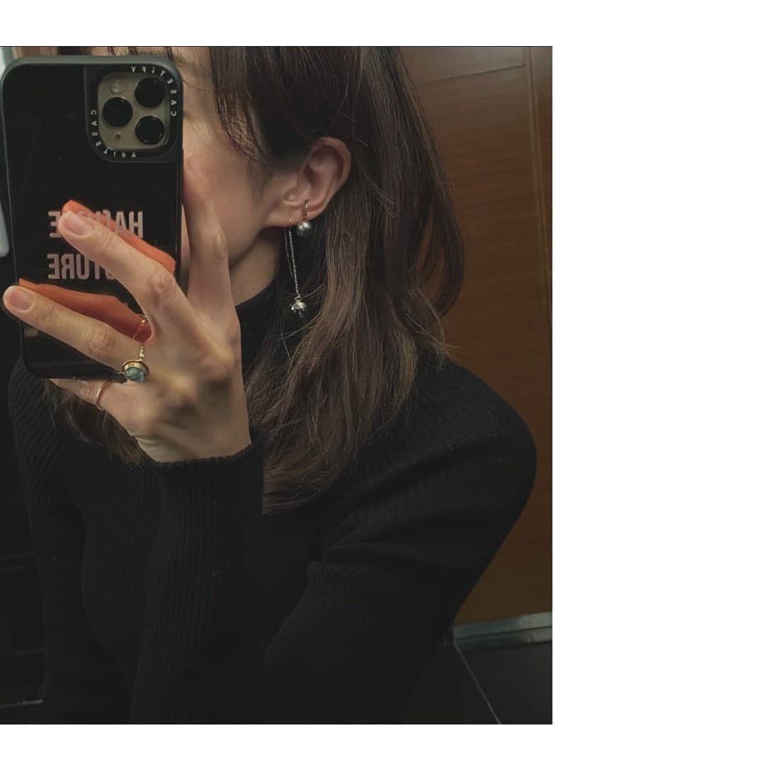eiko kagamiさんのインスタグラム写真 - (eiko kagamiInstagram)「. . 久しぶりに黒子。 今日の気分でした🦭♬ . . . . . #outfit #accessories  #天然石#アクセサリー #ピアス#イヤーカフ #黒コーデ」2月24日 23時04分 - eikooo7