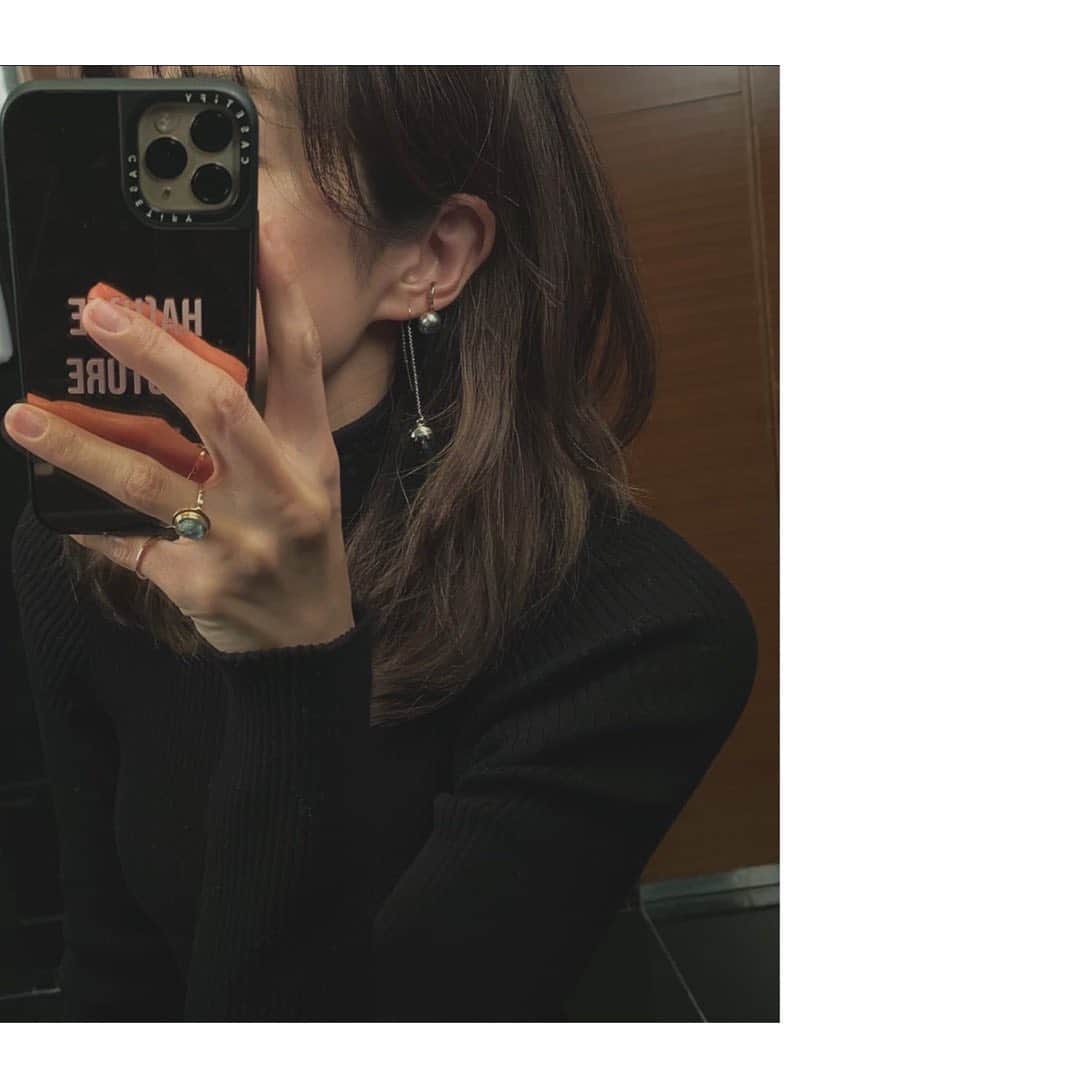 eiko kagamiのインスタグラム：「. . 久しぶりに黒子。 今日の気分でした🦭♬ . . . . . #outfit #accessories  #天然石#アクセサリー #ピアス#イヤーカフ #黒コーデ」