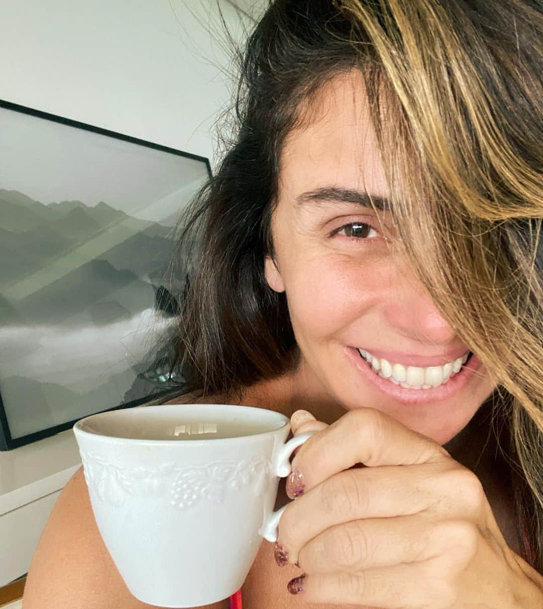 Giovanna Antonelliのインスタグラム：「Quem tb só desperta depois do cafezin?? 🙋🏻‍♀️#cofeelover #carasesonomastavalendo」