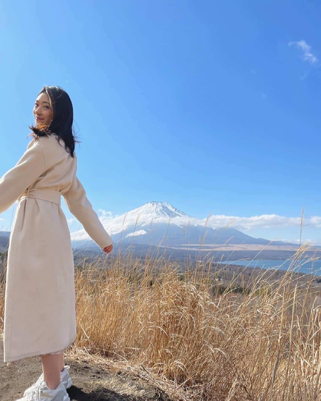 松田和佳さんのインスタグラム写真 - (松田和佳Instagram)「昨日は富士山の日（2月23日/ふじさん）だったので、1日遅れで富士山と一緒に撮った写真を☺️🤍  #富士山 #富士山の日」2月24日 23時12分 - waka_matsuda
