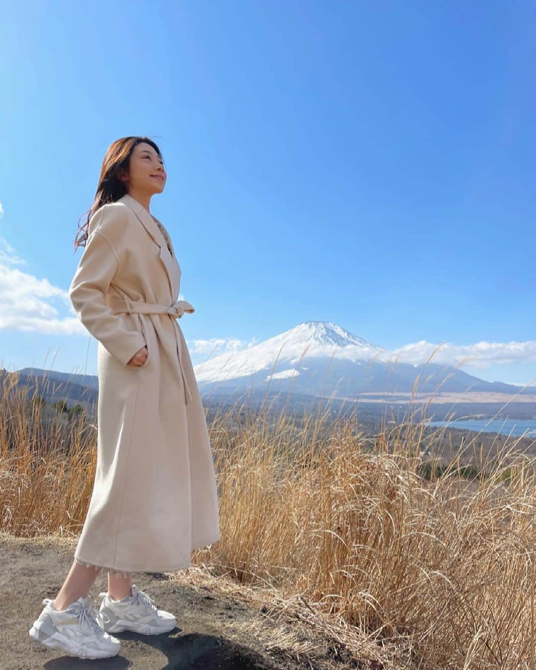 松田和佳さんのインスタグラム写真 - (松田和佳Instagram)「昨日は富士山の日（2月23日/ふじさん）だったので、1日遅れで富士山と一緒に撮った写真を☺️🤍  #富士山 #富士山の日」2月24日 23時12分 - waka_matsuda