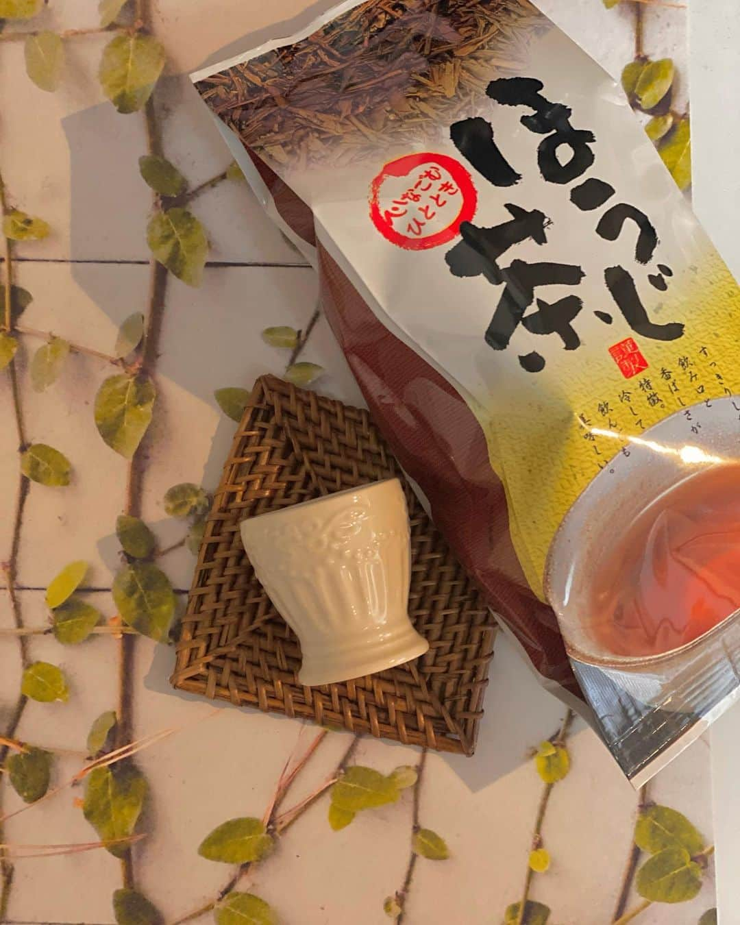 Erenaのインスタグラム：「🍵Japanese tea🍵 大正時代から続く昔ながらのお茶屋さんで今回選んだのはコレだよ🤗🌿🌿 . 【【ほうじ茶】】 お茶の中でもカフェイン控えめなので冷えた体を温めてくれる🧖🏼‍♀️♨️ ポリフェノール豊富なので美肌効果,ダイエット効果が期待されるから女性にもうれしい😚👌 他にも、リラックス効果,血液サラサラ効果,血行を良くし冷え症改善,疲労回復など♪♪♪ カフェイン ゼロではないけど玉露よりもはるかに少ないのでそれほど神経質にならずに飲むことができるお茶だよ🗾🎌 . . #japanesetea#japan#tea#greentea#お茶屋さん#日本茶#大正時代#お茶#日本の文化#やまひろ茶園#日本の歴史#火鉢#お茶の葉#緑茶#ほうじ茶#煎茶#嬉しの茶#番茶#玄米茶#宇治茶#黒豆茶#玉露」