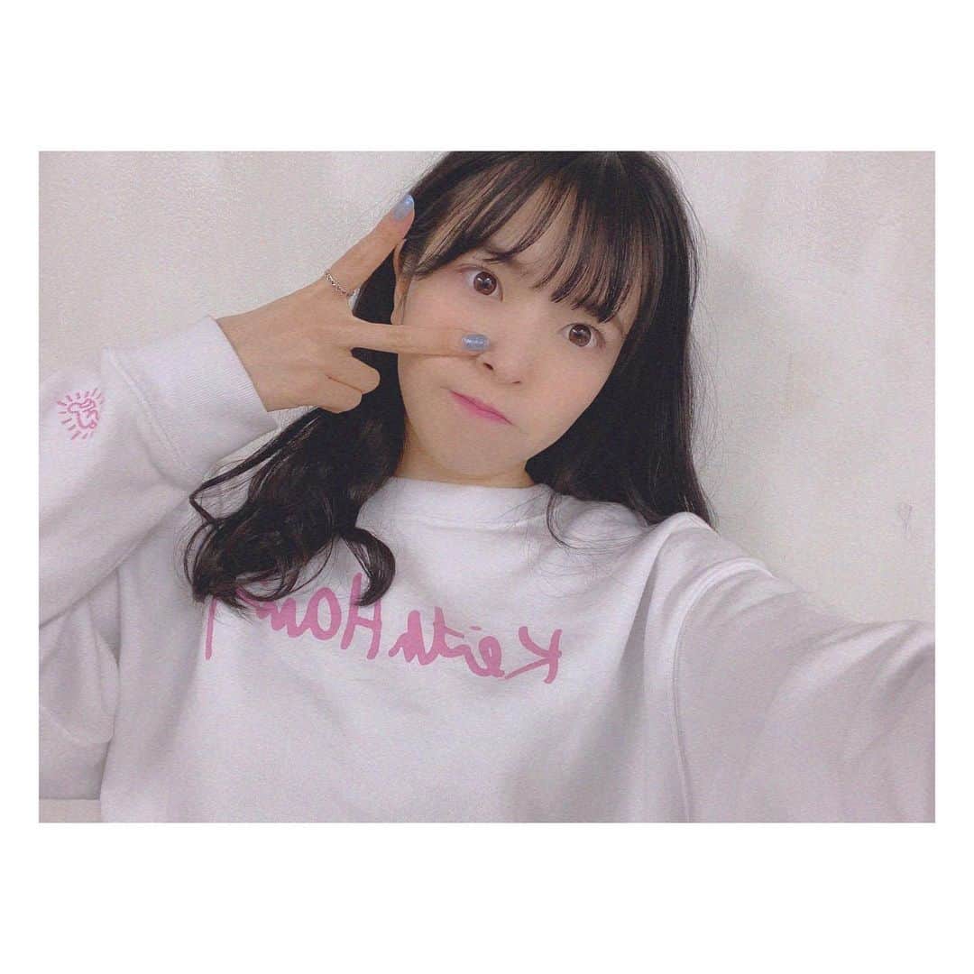 松崎博香のインスタグラム：「キースヘリング好きなんだよね✌🏻💙 知ってる？？？？  今日は配信づくしでした！！！！  そしてこの度stand.fmにて 配信をする事になりました🐼 ラジオ投稿もできるみたいなので いろいろ挑戦していこうと思います🥺  #キースヘリング #instagram #instagood #instalike #lfl #selfie #selca #keithharing #UNIQLO #셀카 #셀스타그램 #셀피 #맞팔 #맞팔해요 #좋아요반사 #좋아요 #좋아요그램」