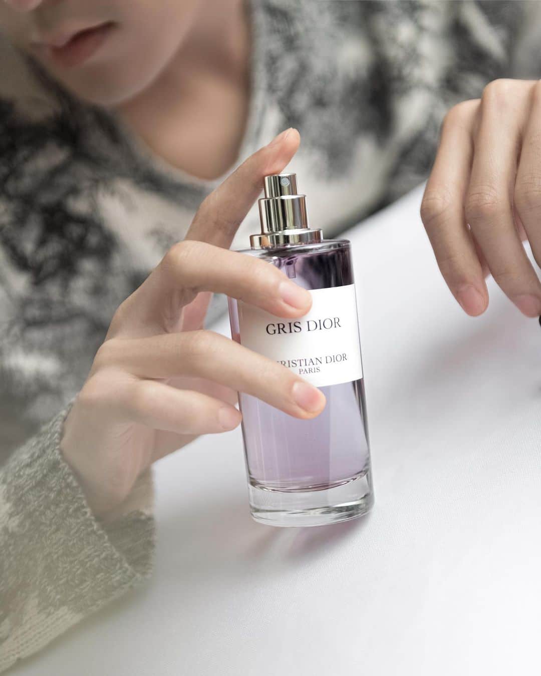 JiweiJWさんのインスタグラム写真 - (JiweiJWInstagram)「Love Gris Dior #grisdior #perfume」2月24日 23時25分 - jiweijw