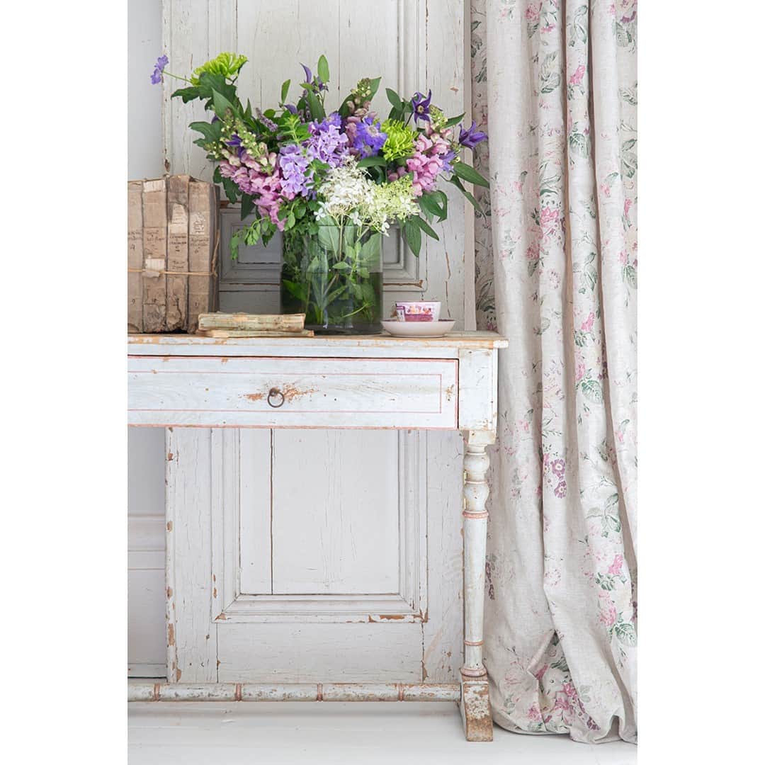 キャベジズ&ローゼズのインスタグラム：「Refreshing & gentle Constance fabric on pure natural linen. Pigment printed in the North of the UK by a family run business. #shoplocal #britishmade #shopindependent #independentretail #interior #vintage #cottagecore #linen #vintagefabric #spring」