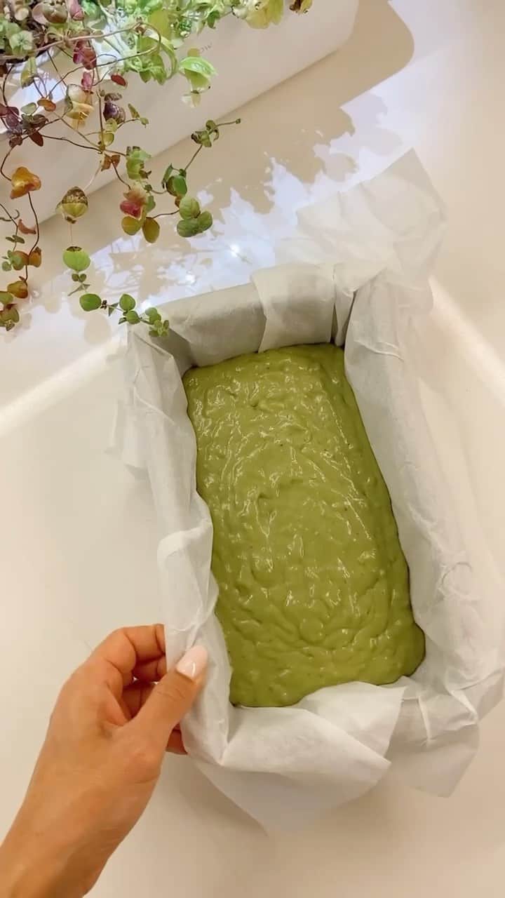 Bianca Cheah Chalmersのインスタグラム：「Gluten-Free Matcha Banana Bread Recipe 🍌 🍵   I just made this and it turned out soooo tasty and so squishy! Thanks for the recipe @chef_guy_turland!   INGREDIENTS 230g melted butter 3 ripe bananas  1 tbsp Matcha  1 tsp Spirulina  1/3 cup Maple Syrup or honey 2 eggs  1 1/2 cups gluten-free flour 1 1/2 tbsp baking powder  1 cup dark chocolate chips   METHOD - Preheat oven to 365 degrees Fahrenheit/ 180 degrees Celsius  - prepare a bread tin by lining it with baking paper - mix melted butter, banana, matcha, spirulina, Maple Syrup and egg until smooth.  - pour in flour and baking powder and mix well till combined - transfer banana bread mix into the prepared tin, place in oven for 30 minutes or until bread is golden and skewer comes out clean.  - serve with creme fraiche  #glutenfree #bananabread #glutenfreebananabread #matcha #matcharecipes #banana #feelgood #feelgoodfood #baking #bakinglove」