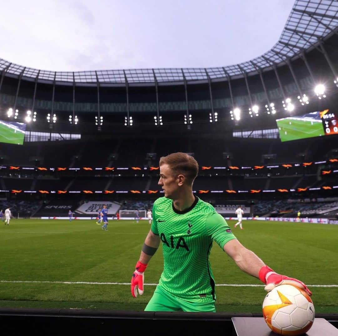 ジョー・ハートのインスタグラム：「How can you not love playing football at a place like this 🤩 great to be out there, on to the next @europaleague COYS」