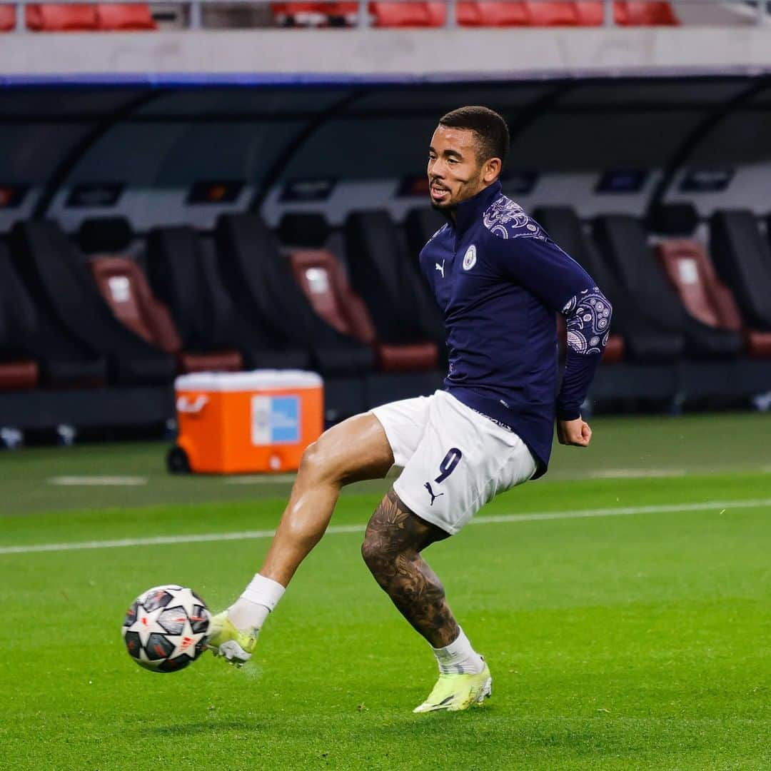 マンチェスター・シティFCさんのインスタグラム写真 - (マンチェスター・シティFCInstagram)「Limbering up! 💪 #mancity」2月25日 4時50分 - mancity