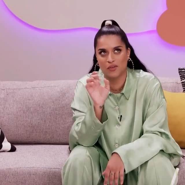 ベス・ベアーズのインスタグラム：「Tonight!! My favorite @lilly @latewithlilly talk all things music and @harmonicspodcast + banjos, Birkenstock's, farts and more! Tune in!」