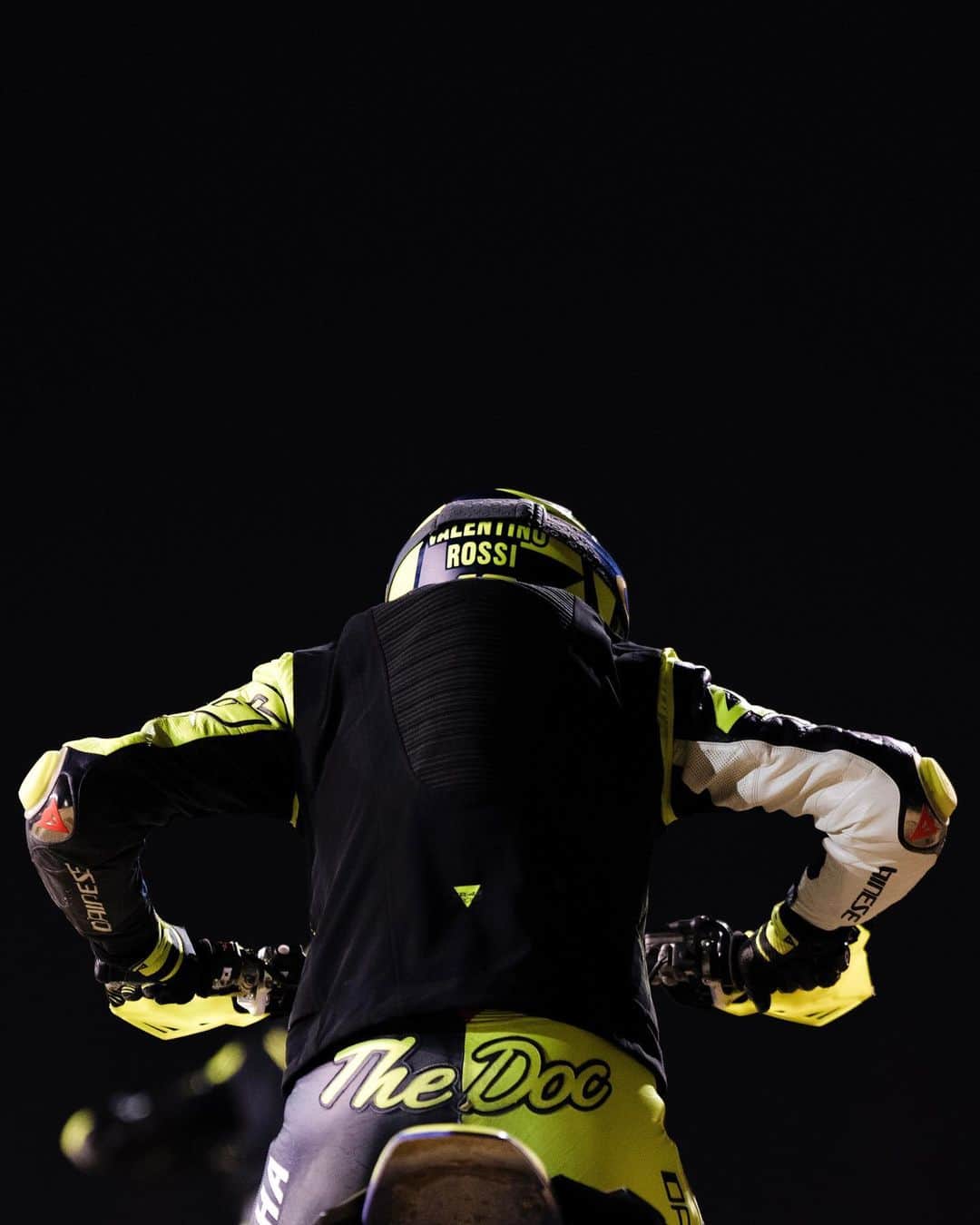 バレンティーノ・ロッシのインスタグラム：「Ready?🚦 Training at the Ranch with @vr46ridersacademyofficial  📸 @camilss」