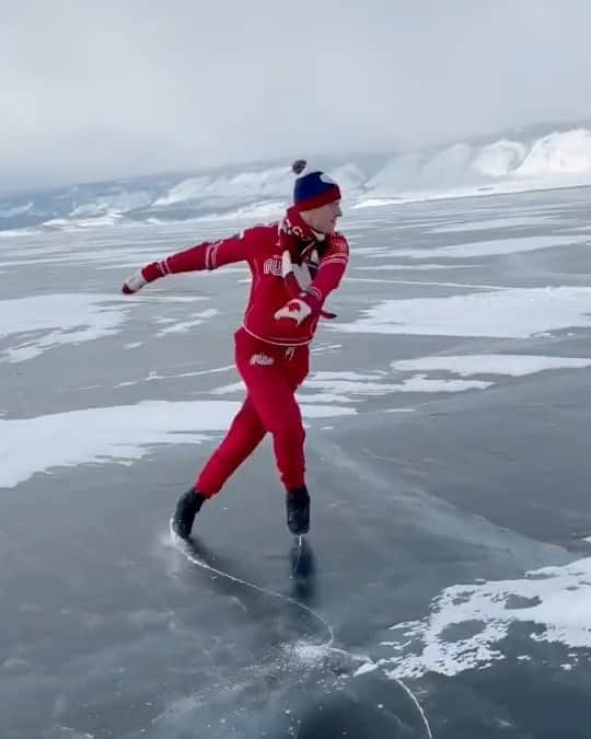 アレクサンドル・エンベルトのインスタグラム：「Наверное, это одно из последних видео с Байкала!🤗 ⠀ Я выкладывал его в сторис, правда под другую музыку. Мне кажется, что и в посте оно будет смотреться неплохо!🤗 ⠀ Кто помнит это видео в сторис, какая музыка понравилась больше?😉 ⠀  #фигурноекатание #байкал #иркутскаяобласть #figureskating」