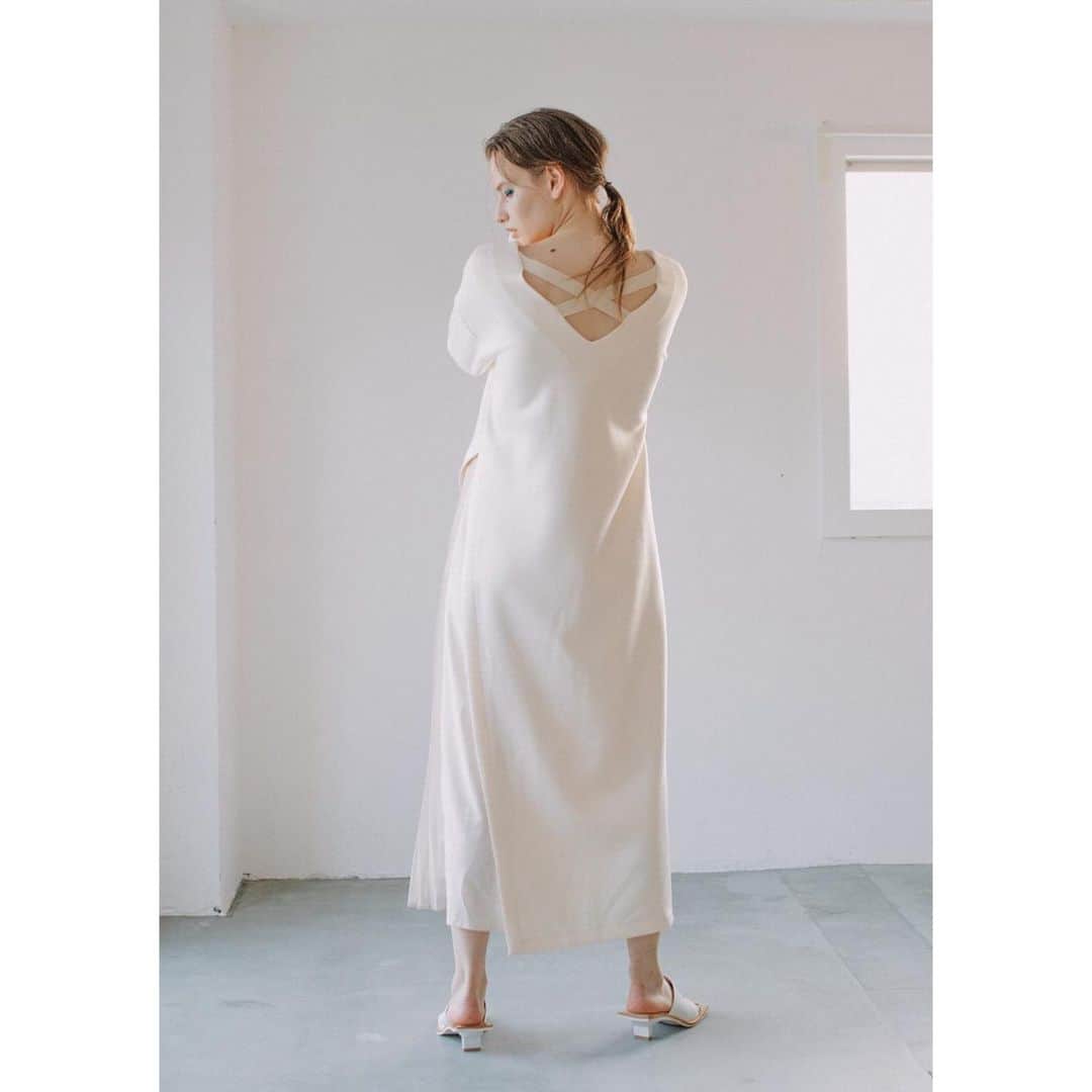 AULA AILAのインスタグラム：「【AULA AILA 2021 SS COLLECTION】  PLEATS PARTS DRESS COLOR: IVORY/BLACK/KHAKI SIZE:0 ¥ 21,000 + tax　　　  ✔️OFFICIAL WEB STOREにて発売中」