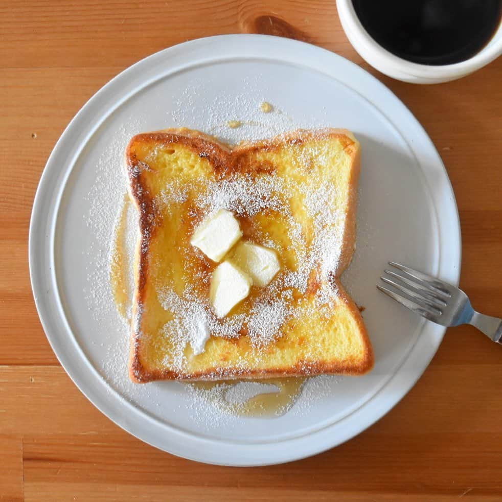 山崎佳のインスタグラム：「Today’s breakfast. ちょっと色々重なりバタバタしていて、朝ごはん何にしようかなぁと考える時間も無かったので、シンプルなフレンチトーストです。バター&メープルシロップ最高。」