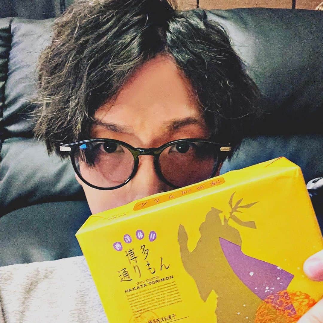 のインスタグラム：「博多通りもん . 土産の中でトップ3に入るくらい好きです。 博多に行ったことないけど、こんな素敵な食べ物がある場所はきっと素敵な場所なんだろうなと思いながら一人一箱完食。 まだ知らない美味しい銘菓、沢山知りたい…。  #博多  #博多とおりもん」