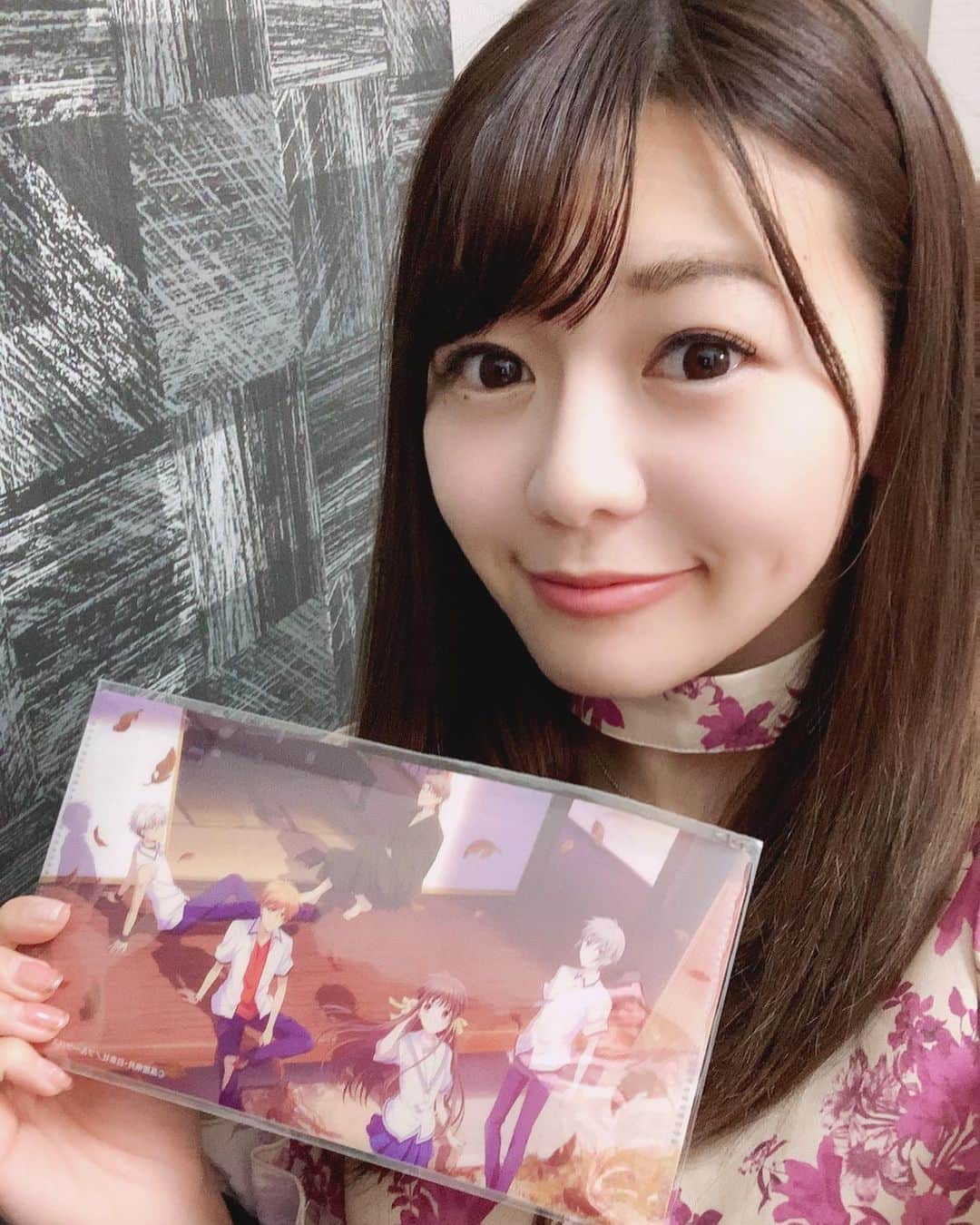 織田唯愛さんのインスタグラム写真 - (織田唯愛Instagram)「今夜の一夜づけは、 大人気アニメ！フルーツバスケットを 予習復習しました٩(ˊᗜˋ*)و . 私、このアニメ大好きなんです！！ . フルバが好きで好きで仕方ない上、 お仕事で関わることが出来、さらに  透ちゃんの声をしていらっしゃる、石見舞菜香さんとお写真まで撮らせて頂きました！！！！ . そしてそして、なんと！！！！ . フルバのオリジナルマスクケースまで頂いてしまい… 本当に幸せでした♡♡ . 嬉しすぎて、フルバの回の収録後も 沢山自撮りしました♡ . 収録日から、何日も経ってますが いまだに、もったいなくて 封をあけずに、飾ってます…♡ . . そんな、一夜づけ、フルーツバスケットの回は、 2/24(水)26:35~ 2/25(木)27:45~ 2/26(金)26:30~ テレビ東京さんで三夜連続放送されます٩(ˊᗜˋ*) . . .」2月24日 23時26分 - odaichika