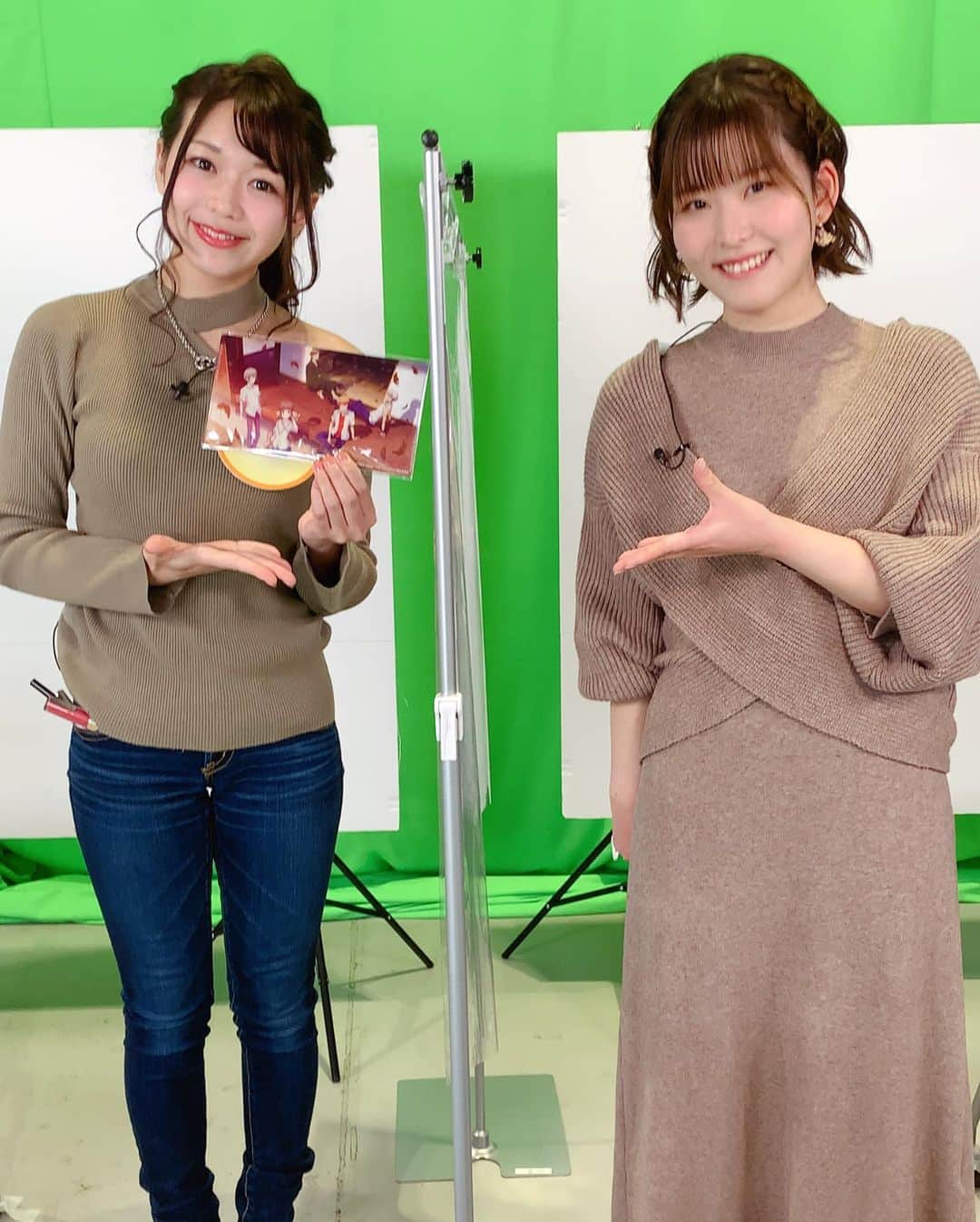 織田唯愛のインスタグラム：「今夜の一夜づけは、 大人気アニメ！フルーツバスケットを 予習復習しました٩(ˊᗜˋ*)و . 私、このアニメ大好きなんです！！ . フルバが好きで好きで仕方ない上、 お仕事で関わることが出来、さらに  透ちゃんの声をしていらっしゃる、石見舞菜香さんとお写真まで撮らせて頂きました！！！！ . そしてそして、なんと！！！！ . フルバのオリジナルマスクケースまで頂いてしまい… 本当に幸せでした♡♡ . 嬉しすぎて、フルバの回の収録後も 沢山自撮りしました♡ . 収録日から、何日も経ってますが いまだに、もったいなくて 封をあけずに、飾ってます…♡ . . そんな、一夜づけ、フルーツバスケットの回は、 2/24(水)26:35~ 2/25(木)27:45~ 2/26(金)26:30~ テレビ東京さんで三夜連続放送されます٩(ˊᗜˋ*) . . .」