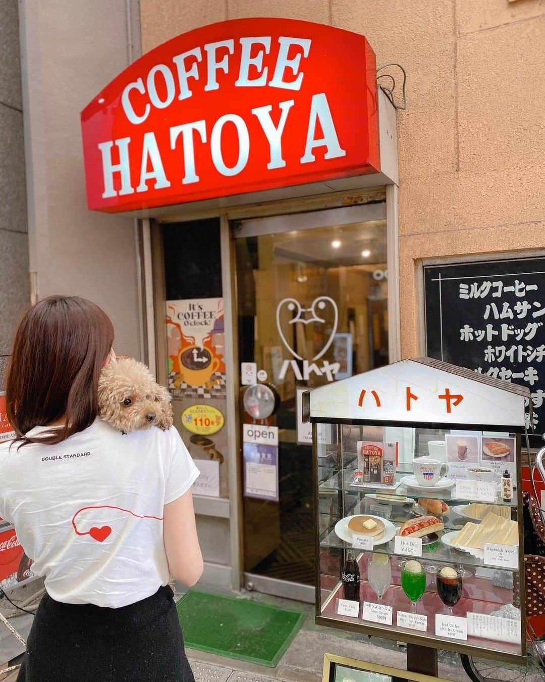 熱田久美さんのインスタグラム写真 - (熱田久美Instagram)「☕️ハトヤ / 浅草〔東京〕 ------------------- 昭和二年開店のレトロな喫茶店！入るの勇気いる~~~と思いつつ気になる佇まいです🙈歴史の趣を感じます…！！！ 後にネットで調べたところ、戦前から食べられているホットケーキが気になりました🥞♡ ハトヤさんのマークも可愛い！ 今度ぜひ入ってみたいです！(この日は断念🐶) ・ #浅草カフェ #浅草さんぽ #喫茶店 #喫茶店巡り #喫茶店好きな人と繋がりたい #東京喫茶店 #喫茶店ランチ #昭和レトロ #喫茶店好き #喫茶店めぐり」2月24日 23時27分 - kuumi1125