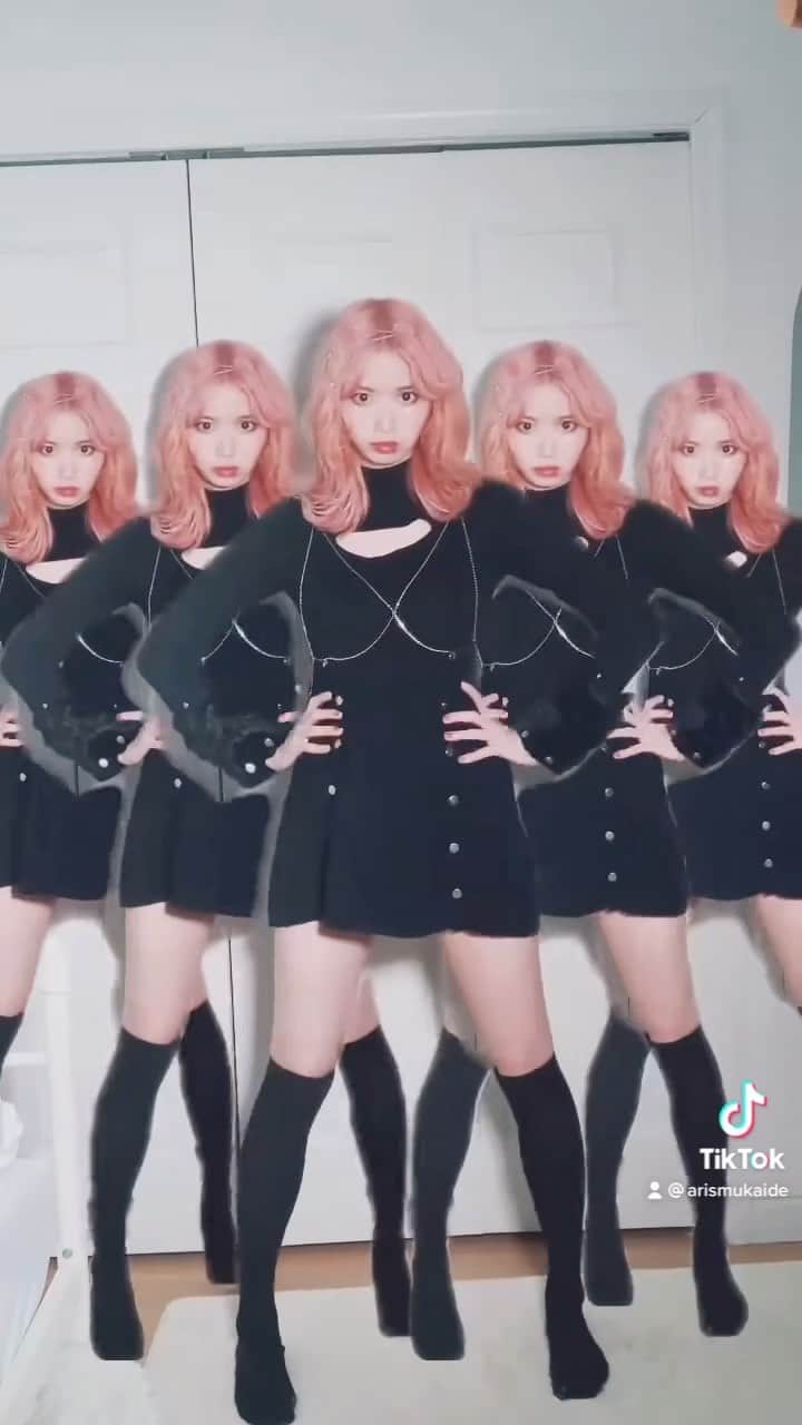 のインスタグラム：「pink is punk🖤black is glitter TikTokからの引用です リールで全貌を見てね  #blackcode #ブラックコーデ #pinkhair #ピンクヘアー」