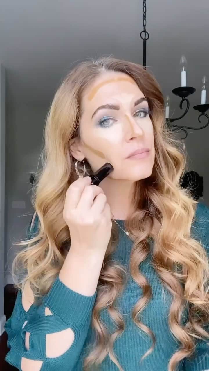Motives Cosmeticsのインスタグラム：「Look at that flawless blend 🖤 Find your Flawless Face Bundle match by taking our shade finder quiz now on motivescosmetics.com! The bundle includes 4 full-sized foundation sticks good for base, concealer, highlight and contour. 💋 #motivescosmetics    🎥: @leighraeder   #bossbabe #bossladymindset #contourtutorial #makeuptutorials #makeupartist #momtrepreneur #momblogger #foundation #foundationstick」