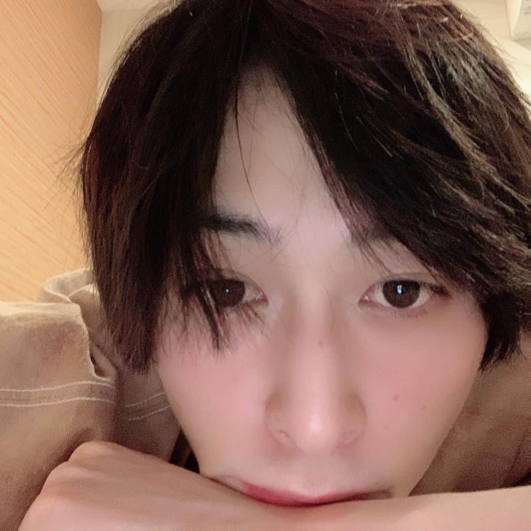田中涼星のインスタグラム：「久しぶりの投稿になっちまったよー。 言い訳します！ 最近は覚えごとが多かったので 許してくれよい！  色々なお仕事させてもらって 本当に有難いです。 全てにおいて楽しんでいただけるように頑張りまっせ〜！  瞬きのその瞬間とらえたり。  #りょせすたぐらむ  #田中涼星 #感謝  #instagram  #おやすみなさい」