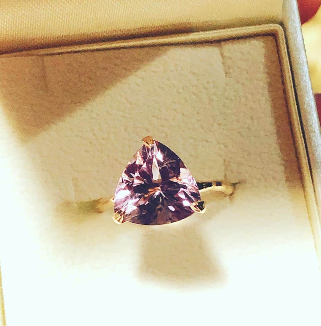 阿部洋子さんのインスタグラム写真 - (阿部洋子Instagram)「💍💍💍  そして爆買いはつづく…  伊勢丹のインスタで流れてきて、 軽い気持ちで着けてみたら…買ってた！  光の加減で、輝きと色が変わってかわええ♡  なぜだかわからんけど、 紫と緑を身に着けたいキモチが 高まってる  #amethyst  #紫水晶  #jewelry  #accessory   #だいすき  #伊勢丹新宿店   #自分にご褒美  #爆買い  #お気に入り   ほんと、自分にご褒美ばっかりしてるなー🙄」2月24日 23時35分 - hirocoring