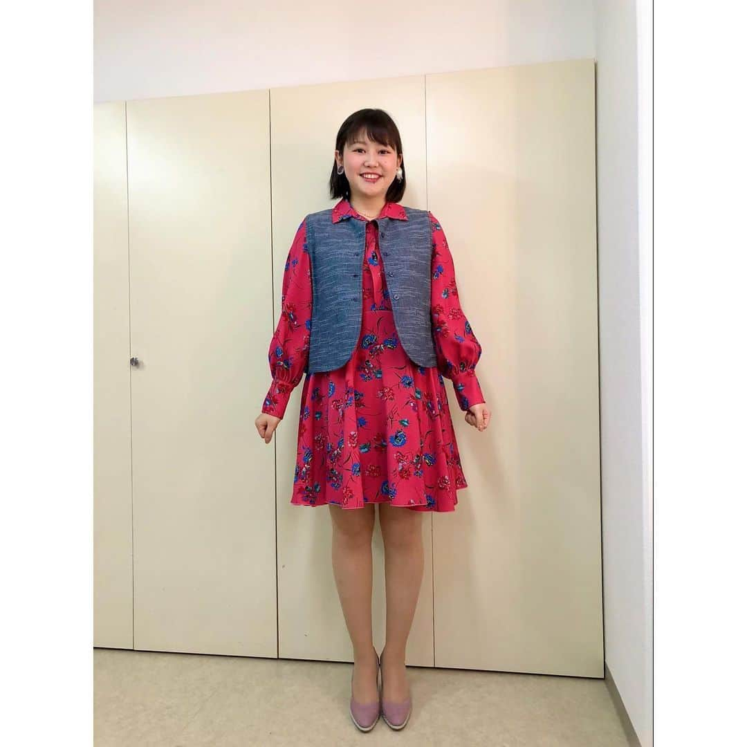 宇田川紗稚さんのインスタグラム写真 - (宇田川紗稚Instagram)「.最近の衣装たちです💁‍♀️﻿ ﻿ とっても可愛いワンピース🌹﻿ 膝上丈はお許しください🙇‍♀️🙏﻿ ﻿ 3枚目の動画は、瀬藤アナウンサーの仕業🙄﻿ 連写で撮ってくれるものだとばっかり思っていたら﻿ 動画でした🙄🙄しかもスロー🙄🙄🙄﻿ スローの無駄遣い🙄﻿ ﻿ 気付いた時の「ねぇ！」の声はスローでもわかるし、 スロー再生の声怖いし、﻿ 「やめてよー」ってのけ反り過ぎですね😂 ただ、なびく衣装はめちゃくちゃ可愛い。 この可愛さを出す為のスローだったのか🙄 ﻿ 最近は花粉症がキツイです🥺﻿ 花粉症に悩まされてる皆さん、共に乗り越えましょうね🔥﻿ ﻿ #最近の衣装たち #ワンピース #スカート #春らしい #同期のいたずら #やられたらやり返す #いつか百倍返し #花粉症 #花粉症改善策求む」2月24日 23時35分 - sachiudagawa