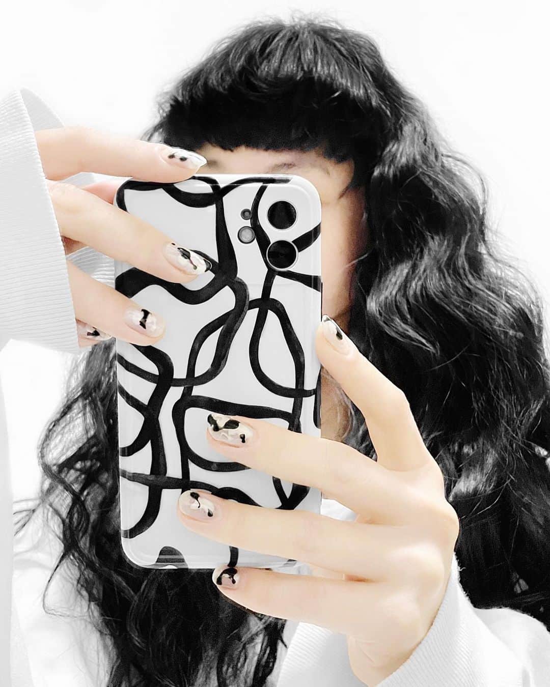 lve_xxxxのインスタグラム：「.﻿ .﻿ 寝る前に髪の毛巻く派﻿ 朝時間ないから←﻿ ﻿ 寝て起きてええ感じなら下ろして﻿ 駄目だったら結ぶ😂﻿ ﻿ ｽﾏﾎｹｰｽとﾈｲﾙ﻿ ちょっと似てて個人的にあがる⤴︎﻿ ﻿ ｾﾙﾌﾈｲﾙは、Seriaで揃えてます。﻿ はよ、ｻﾛﾝでお願いしたい😭﻿ ﻿ 負傷してなかったら… 睫毛と爪はよ、ｷﾚｲにしたい💔  不意に思い立って撮ったが… 眉毛ない…すっぴん隠しきれない。爆 ﻿ ﻿  おやすみなさい🌙﻿ ﻿ ﻿ #goodnight #lve_nail」